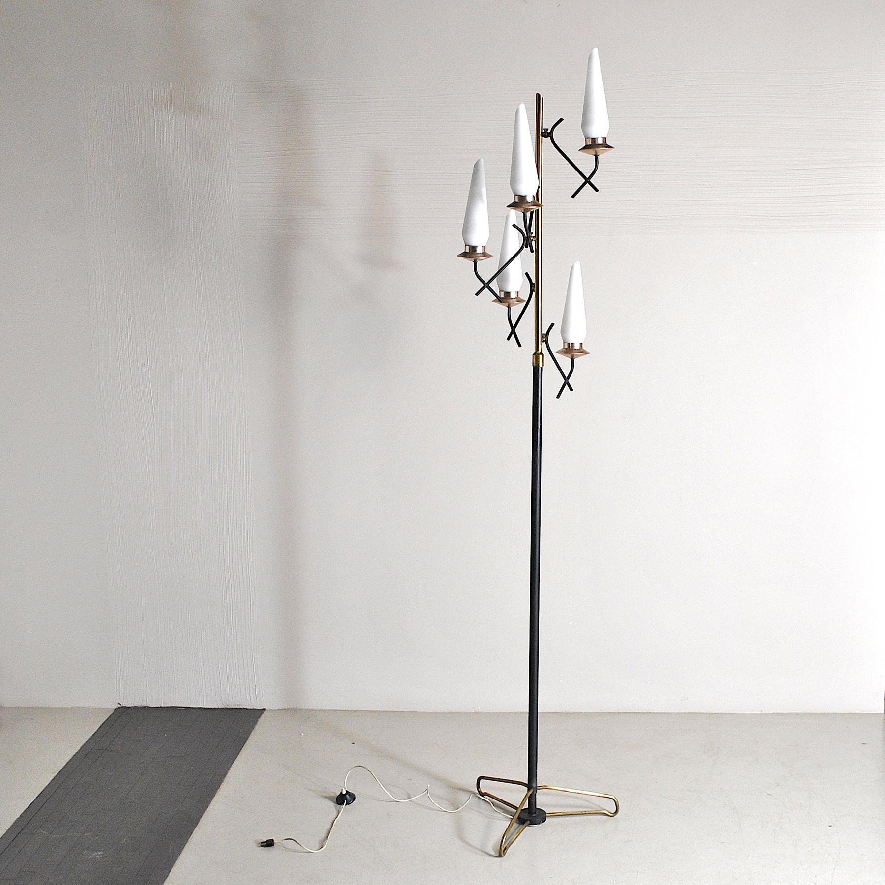 Floor lamp with six lighting bodies by Stilnovo in brass and opaline glass from the 1950s.