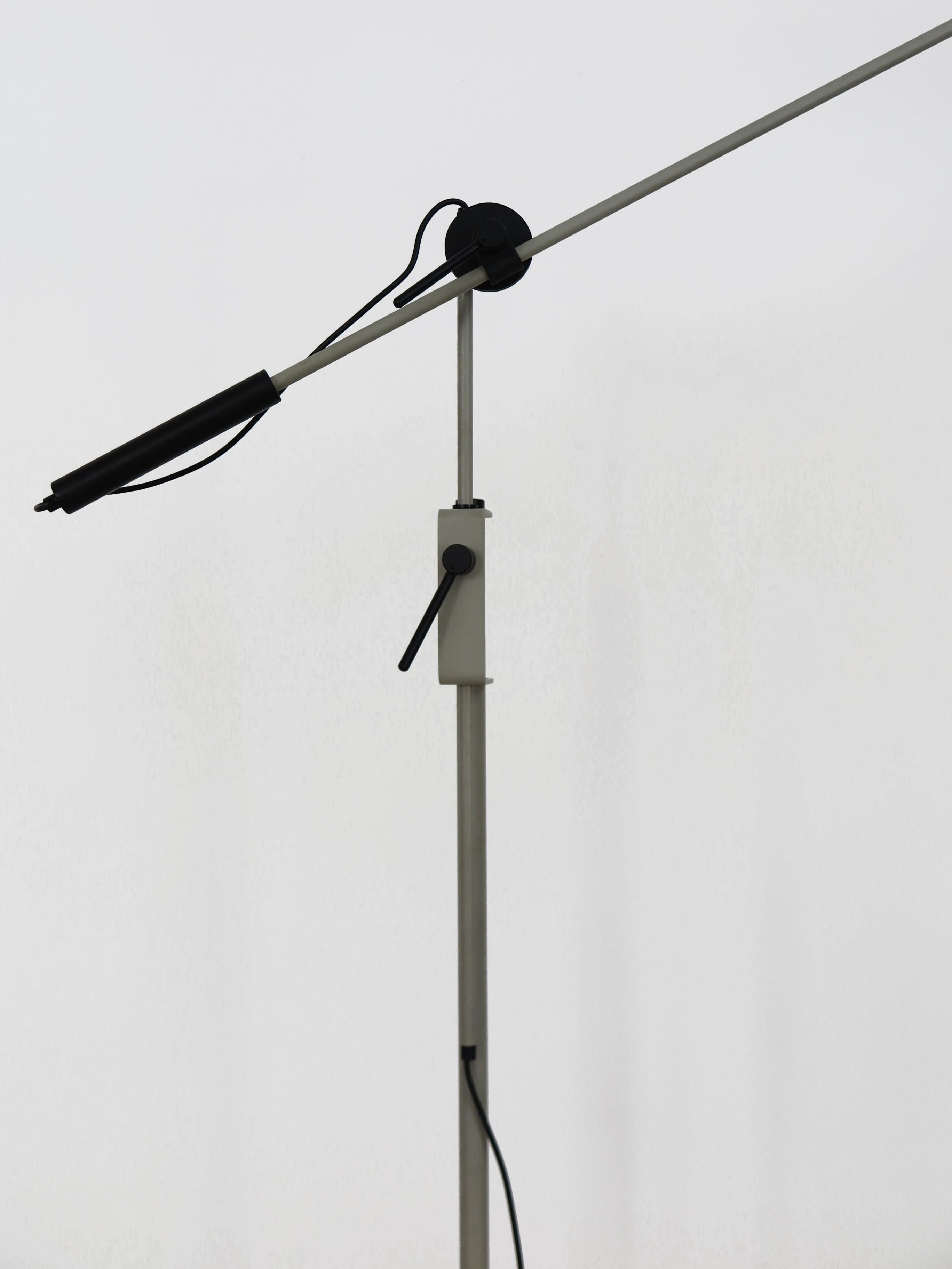 Stilnovo Italian Midcentury Modern Design Lampada da terra in metallo ottone plastica 1960s 3