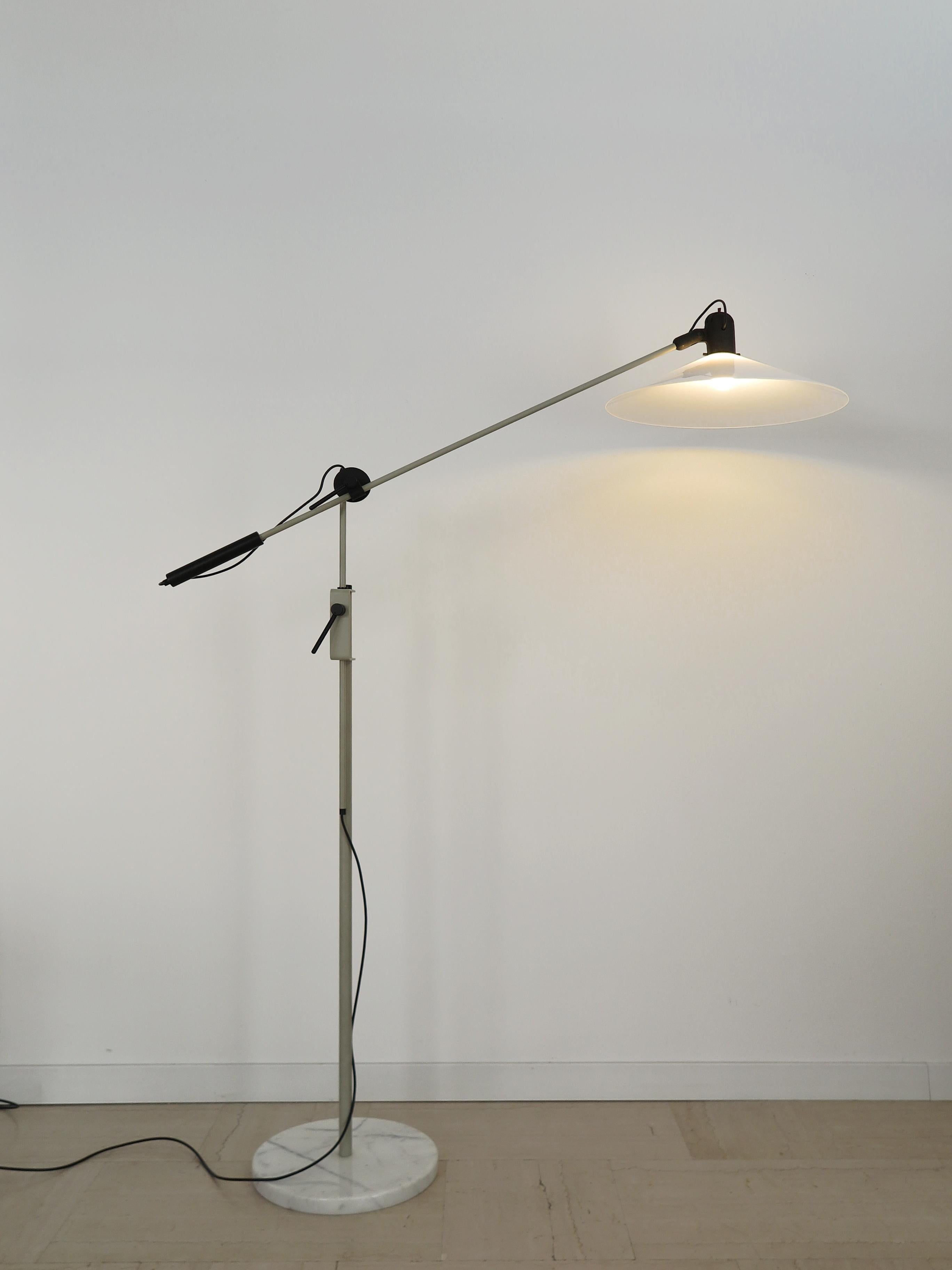 Lampada da terra italiana di design del Medioevo con braccio regolabile e altezza variabile prodotta da Stilnovo  con base in marmo, stelo e braccio in metallo, diffusore in plexiglass e dettagli in gomma, Italia circa 1960
Marchio Stilnovo inciso