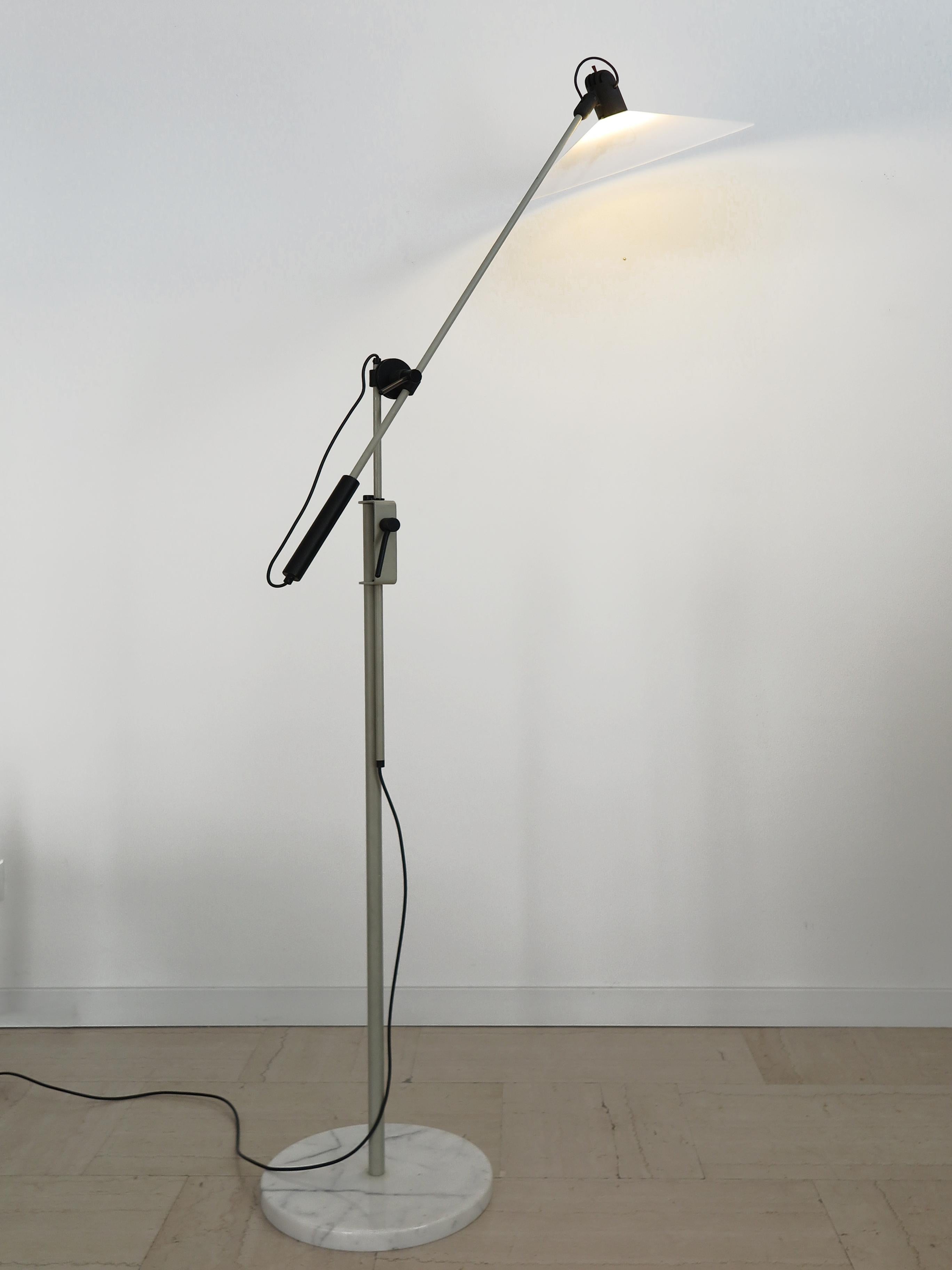 Mid-Century moderno Stilnovo Italian Midcentury Modern Design Lampada da terra in metallo ottone plastica 1960s