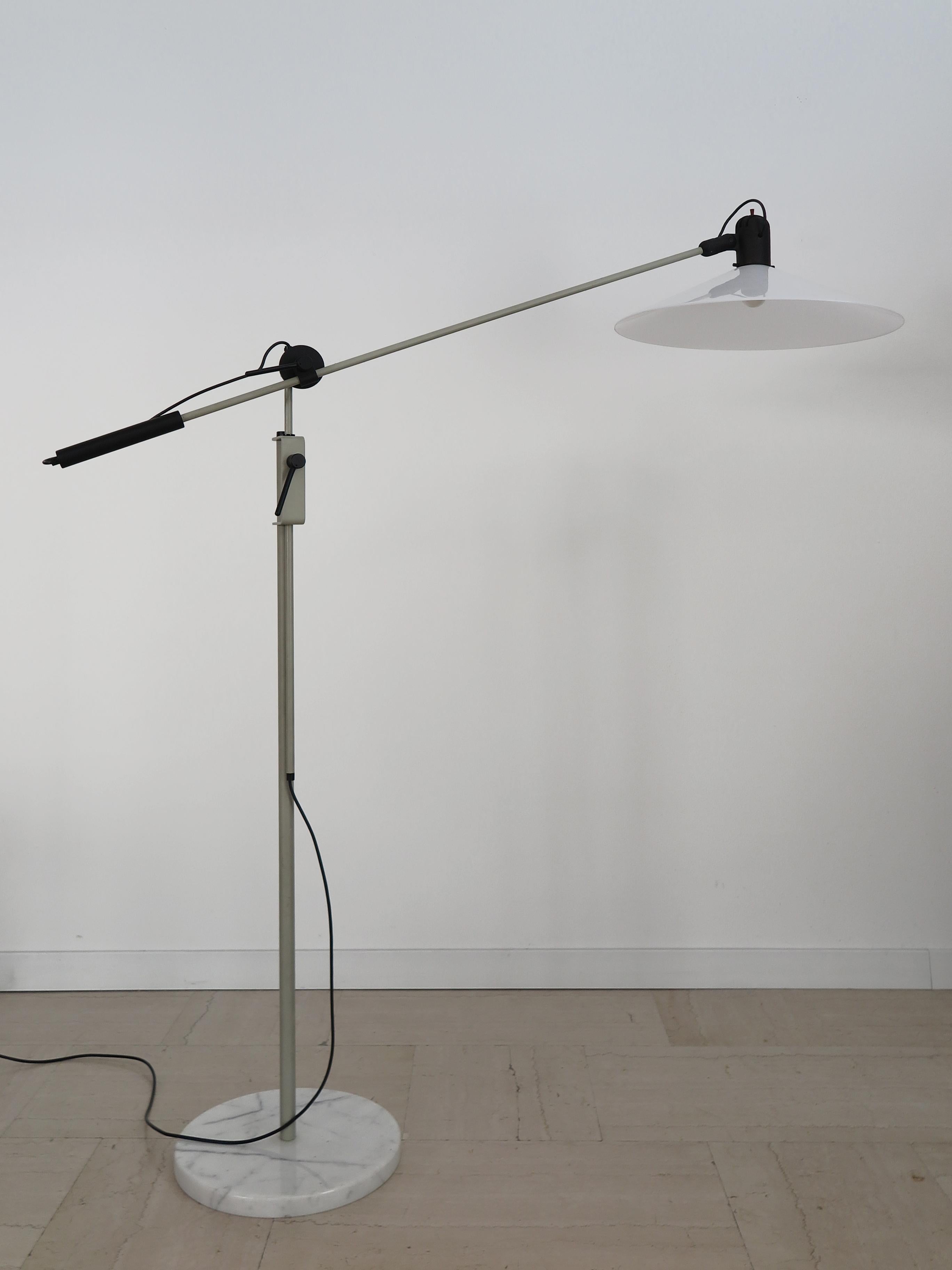 Italiano Stilnovo Italian Midcentury Modern Design Lampada da terra in metallo ottone plastica 1960s