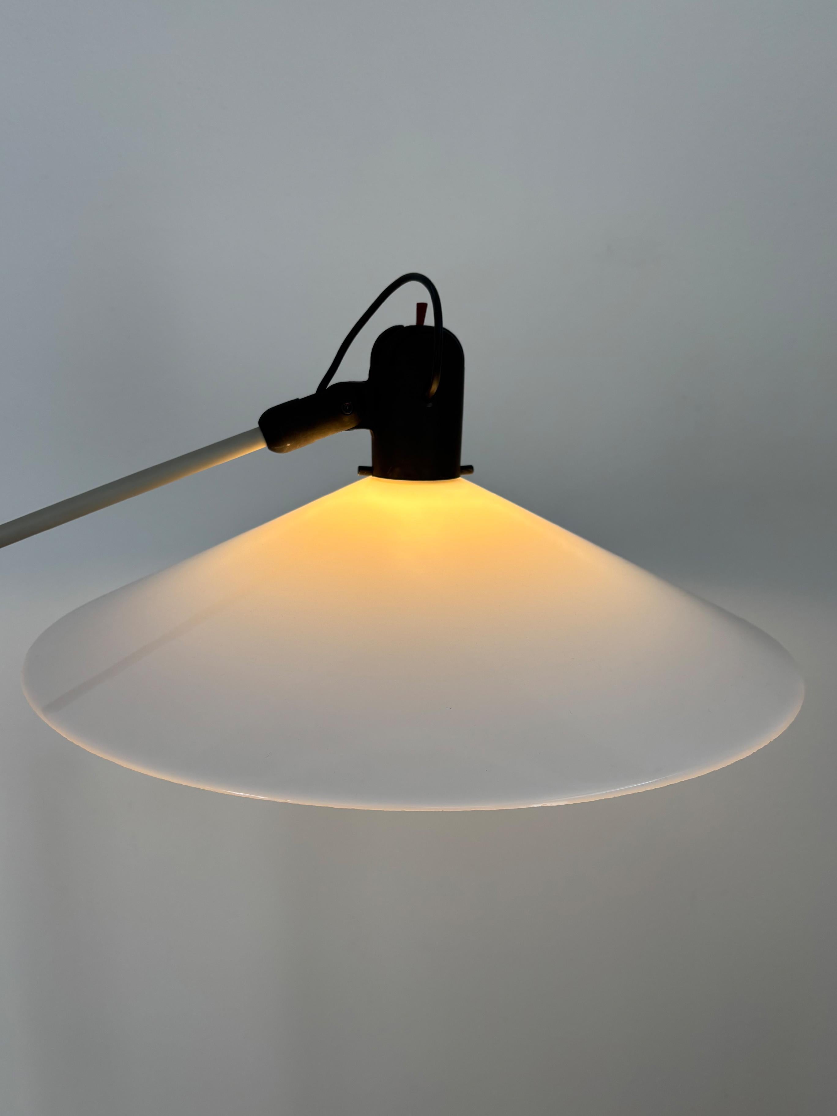 Metà XX secolo Stilnovo Italian Midcentury Modern Design Lampada da terra in metallo ottone plastica 1960s