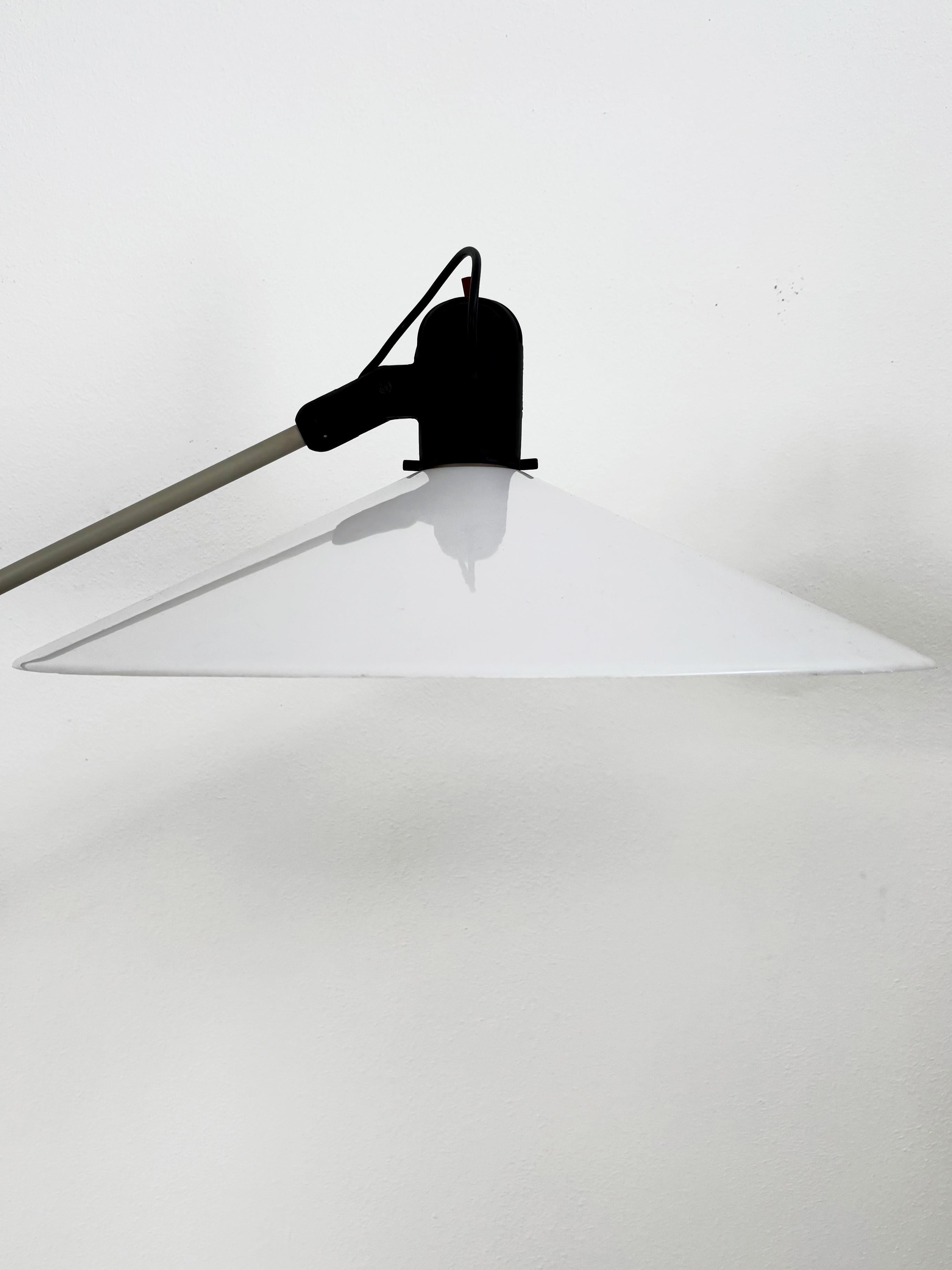 Metallo Stilnovo Italian Midcentury Modern Design Lampada da terra in metallo ottone plastica 1960s