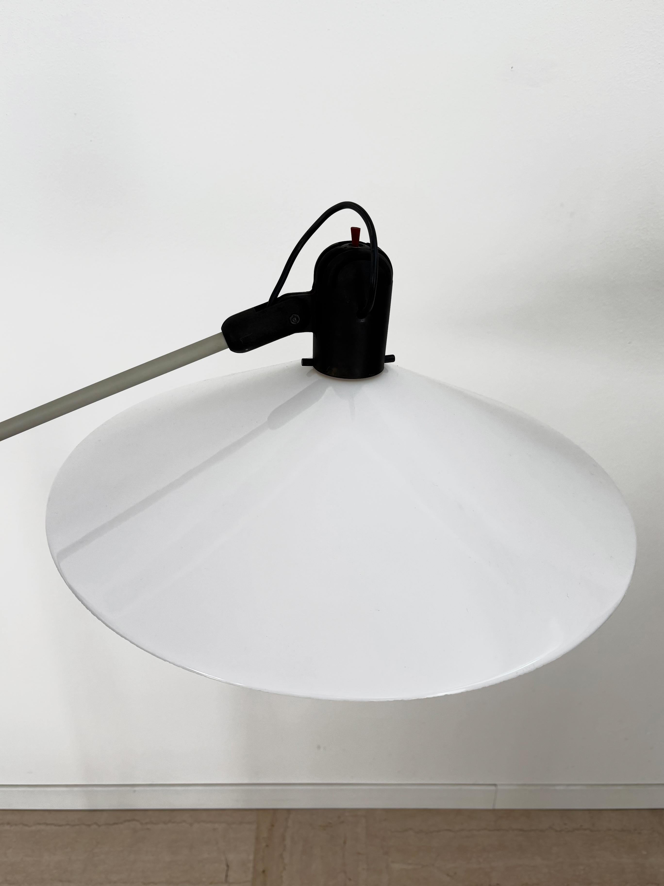 Stilnovo Italian Midcentury Modern Design Lampada da terra in metallo ottone plastica 1960s 1