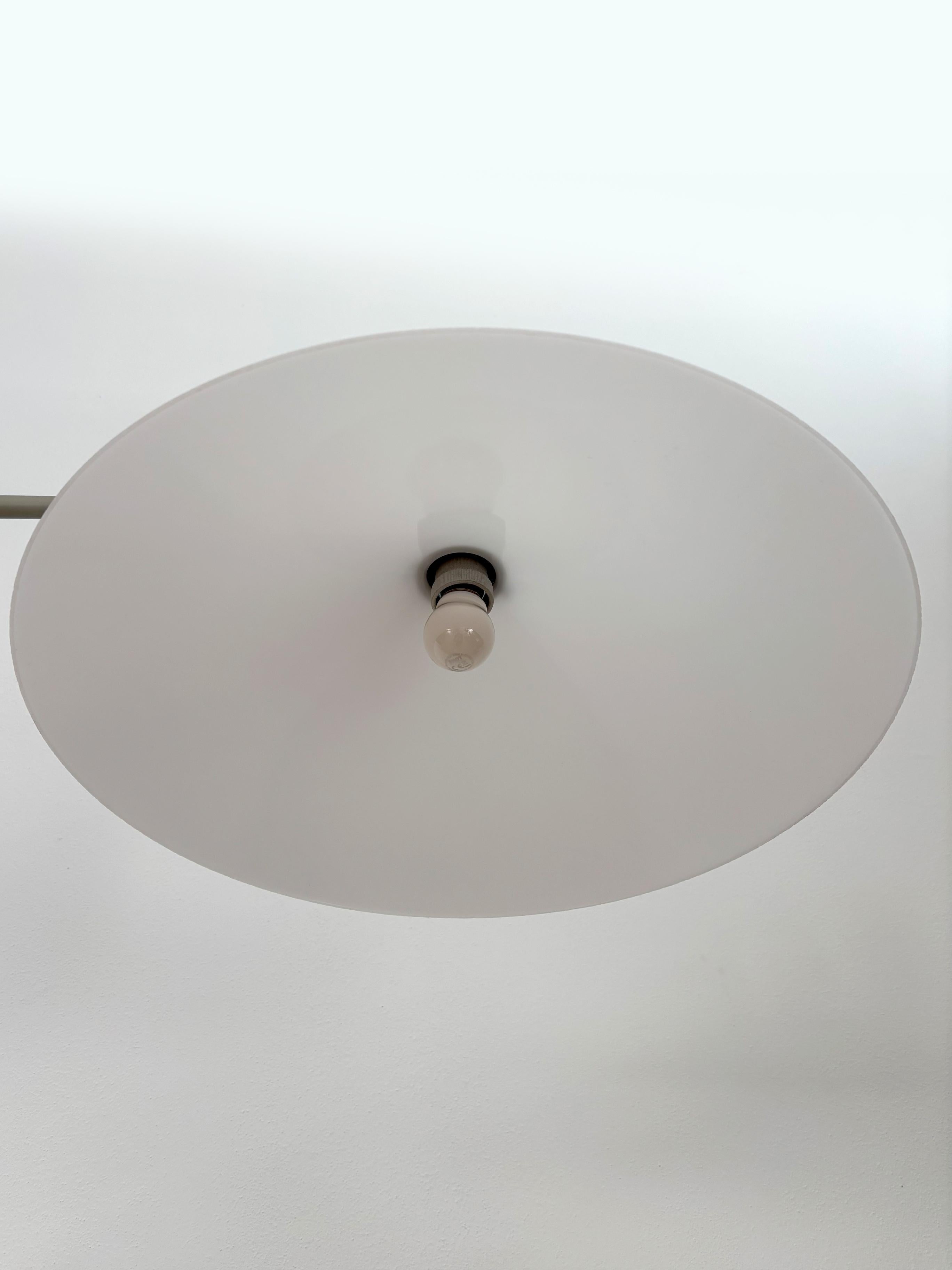 Stilnovo Italian Midcentury Modern Design Lampada da terra in metallo ottone plastica 1960s 2
