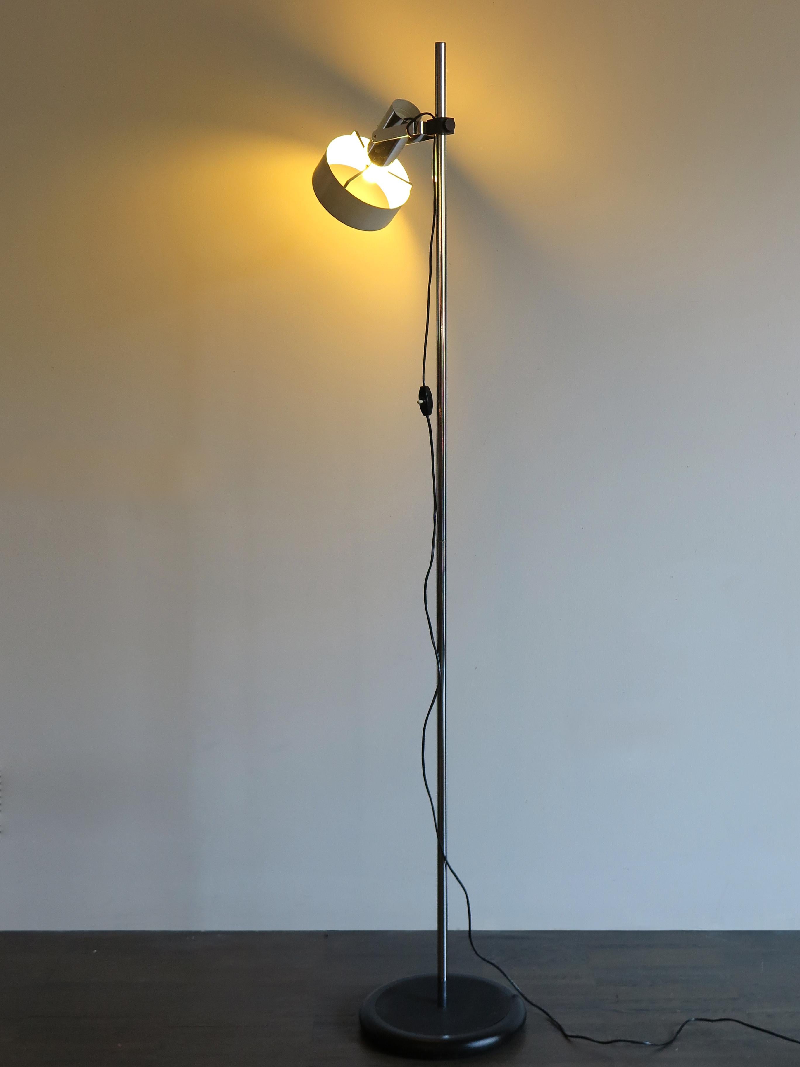 Italian Mid-Century Modern design Stilnovo floor lamp with white lacquered adjustable spot, circular metal base and chromed metal structure, engraved Stilnovo Made in Italy brand, circa 1960s

Please note that the lamps are original of the period