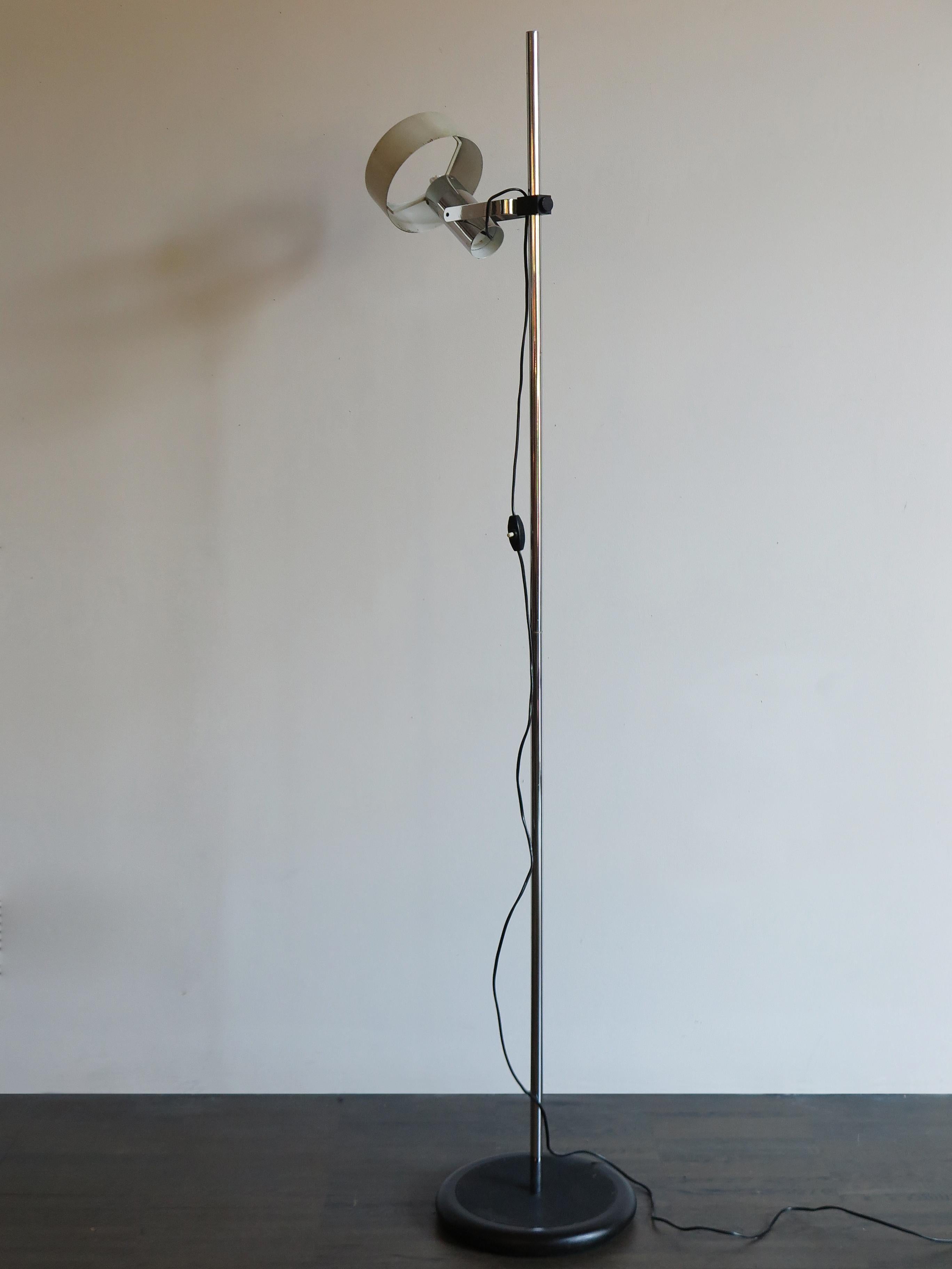 italien Stilnovo - lampadaire blanc de conception moderne du milieu du siècle dernier:: années 1960 en vente