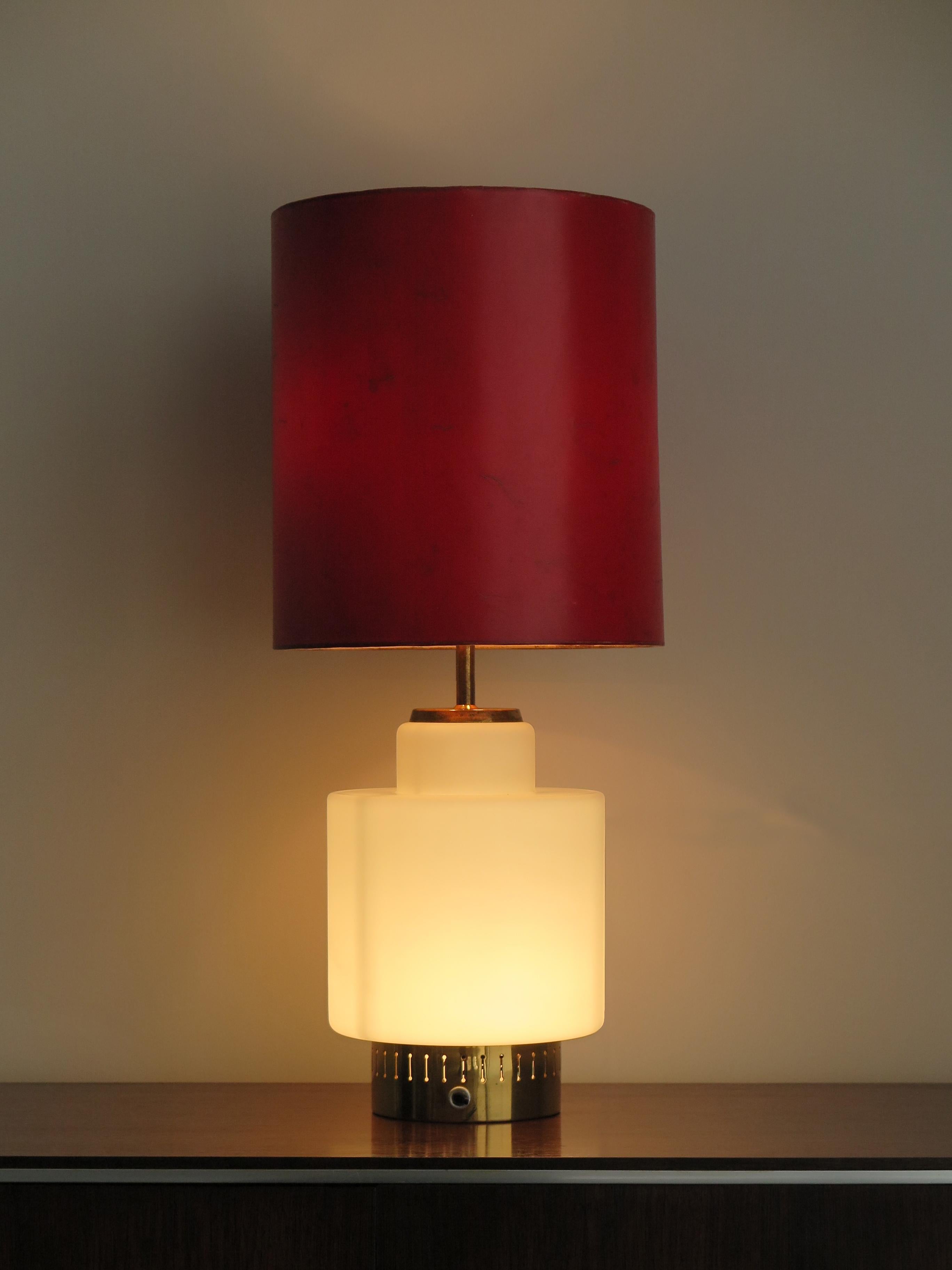 Italian table lamp with triple ignition, “8055” model, produced by Stilnovo with brass structure, frosted opaline glass base and with red paper shade, original manufacture label, circa 1950s.

Please note that the lamp is original of the period