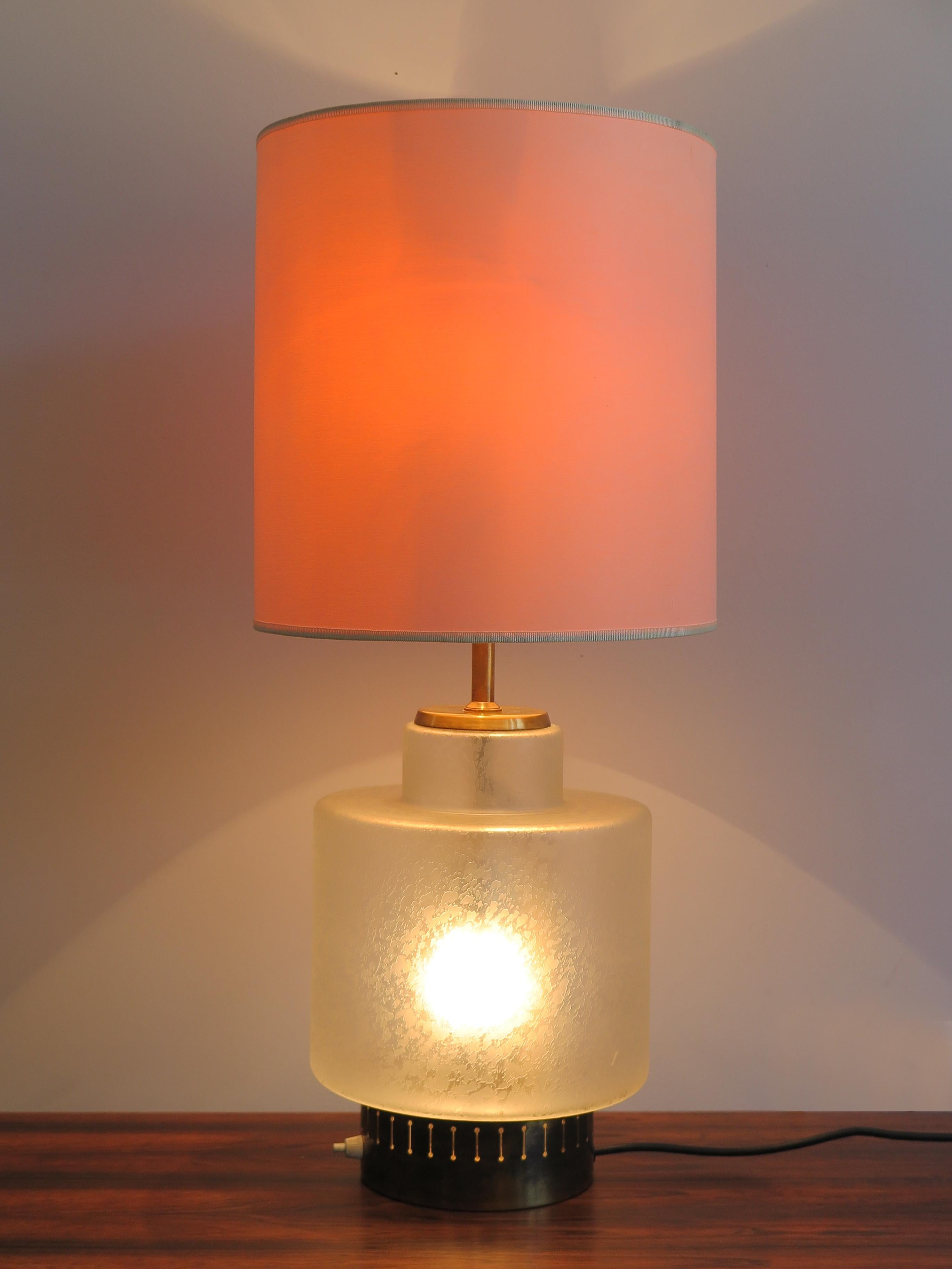 Italian Mid-Century Modern design Stilnovo table lamp shade, 
brass and glass base, lampshade with original fabric, double switch-on.
Manufacturing label

Please note that the lamp is original of the period and this shows normal signs of age and