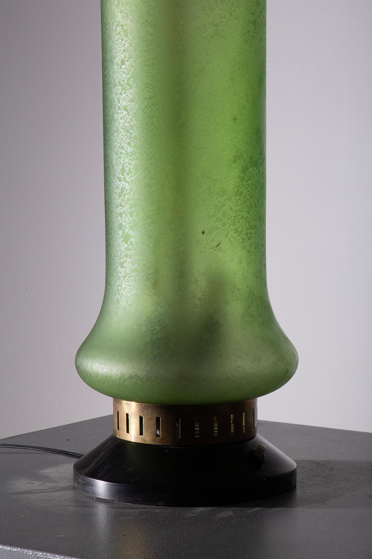 Imagine an object that not only illuminates the space it is in, but also tells a story of elegance and craftsmanship. This is the table lamp by renowned Italian manufacturer Stilnovo, created between the 1960s and 1970s, a period when Italian design