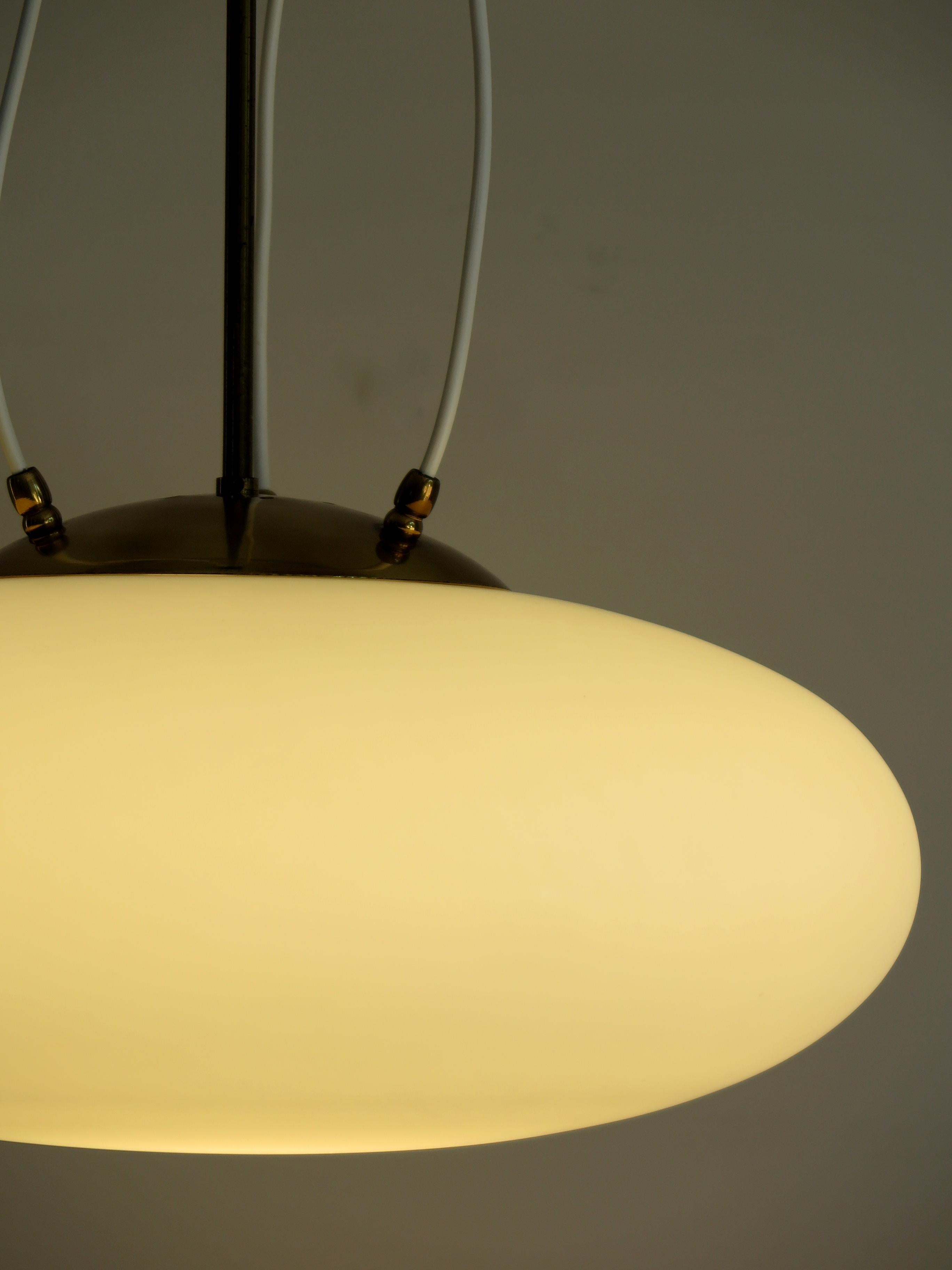Lampe pendante italienne Stilnovo modèle 1104, diffuseur en verre satiné blanc et tige en laiton, années 1950
Veuillez noter que la lampe est originale de l'époque et qu'elle présente des signes normaux d'âge et d'utilisation.