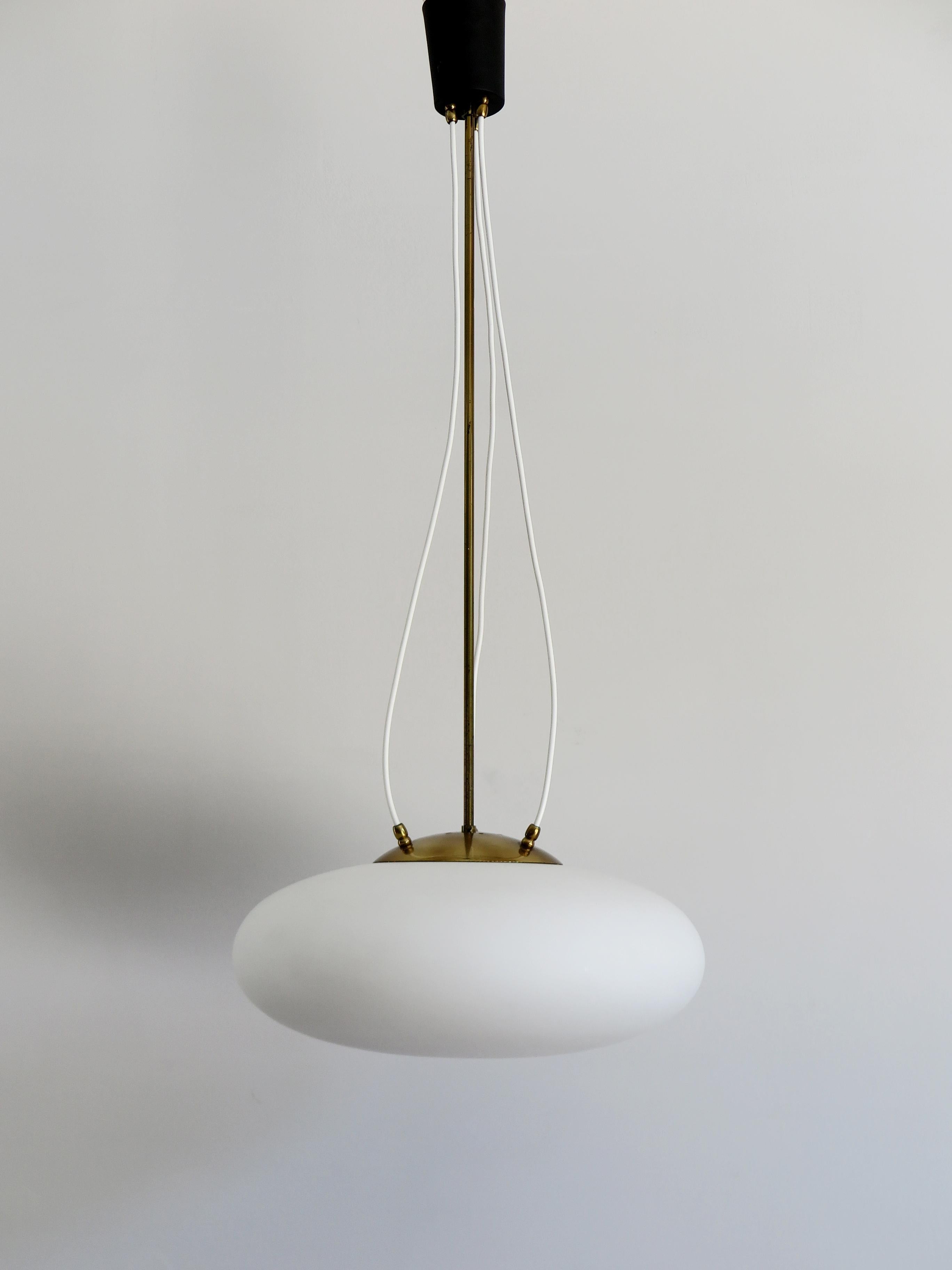 Mid-Century Modern Lampe à suspension italienne Stilnovo en verre blanc et laiton, années 1950 en vente