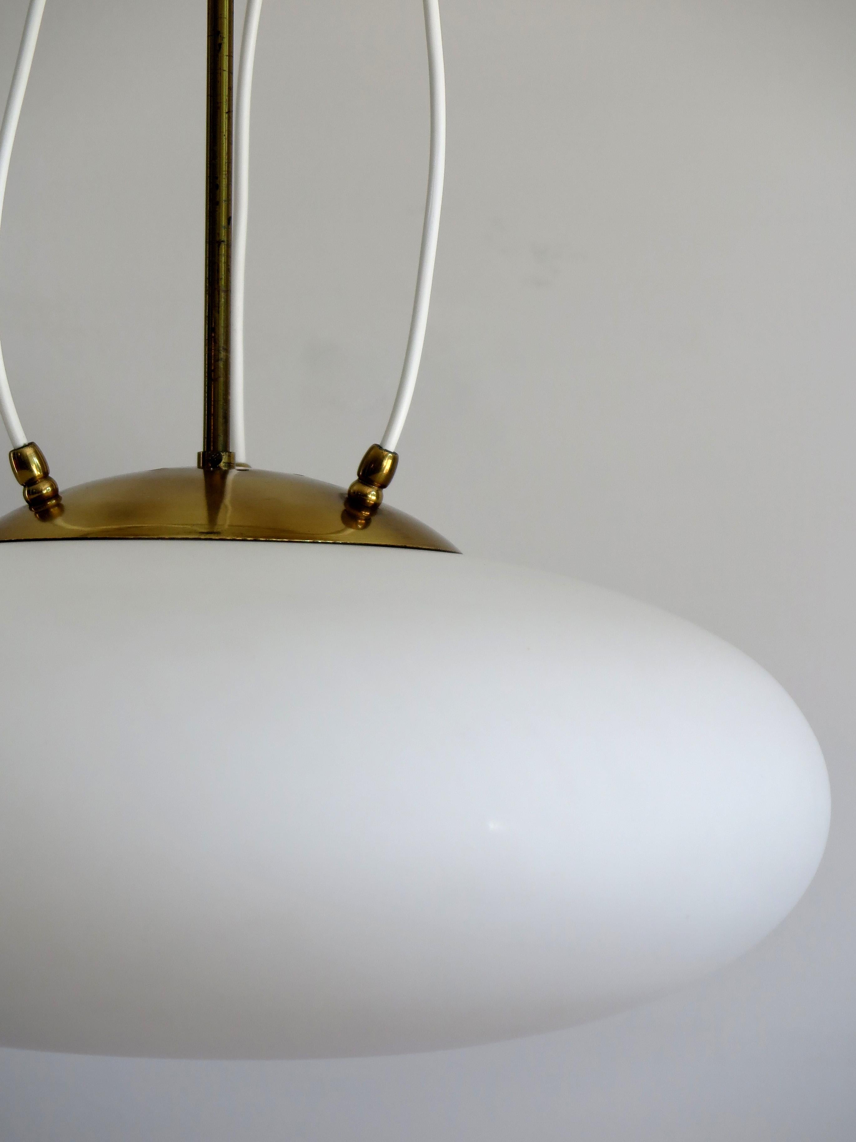 Stilnovo Italian White Glass and Brass Pendant Lamp, 1950s In Good Condition For Sale In Reggio Emilia, IT