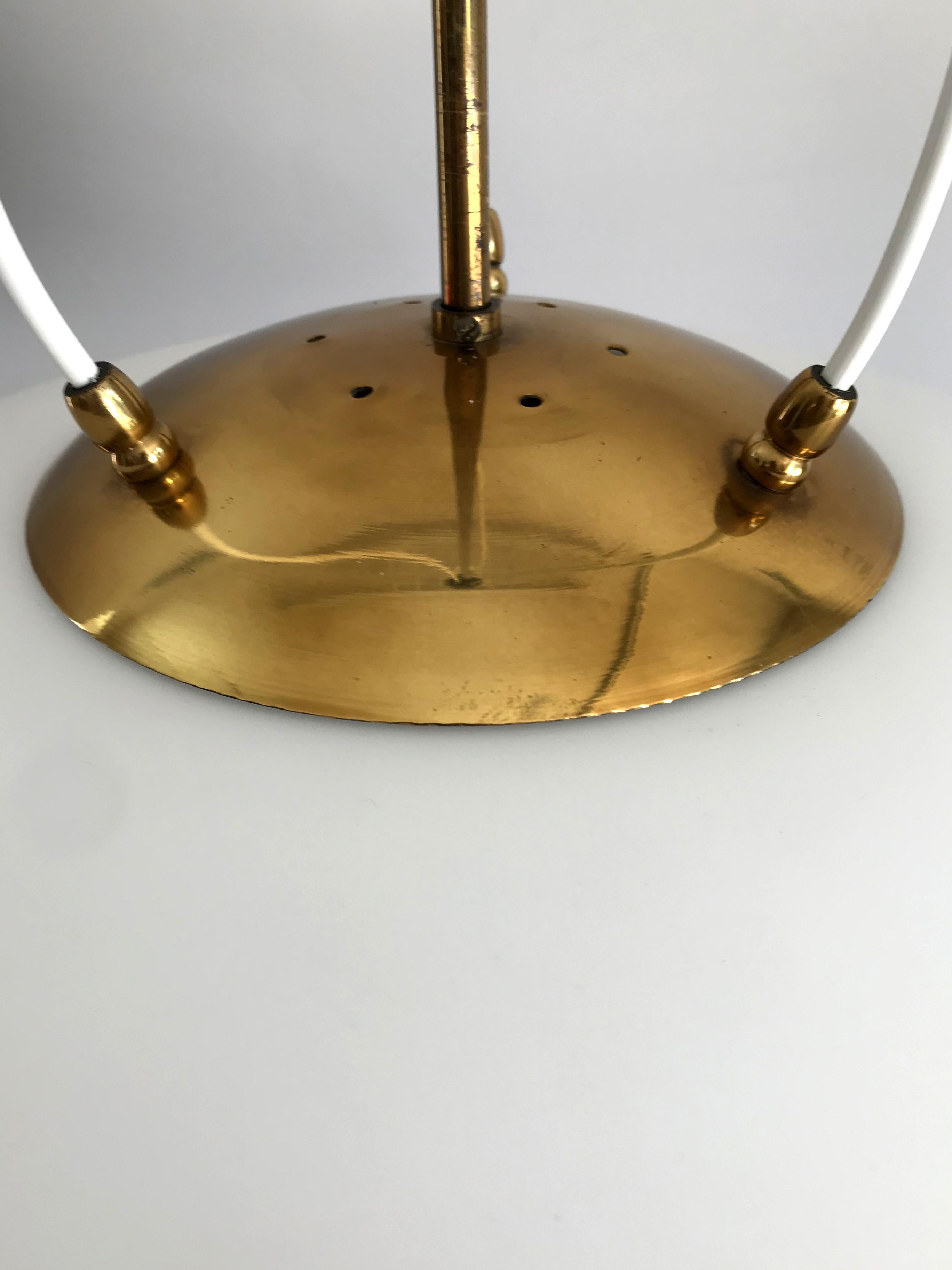 Lampe à suspension italienne Stilnovo en verre blanc et laiton, années 1950 en vente 1