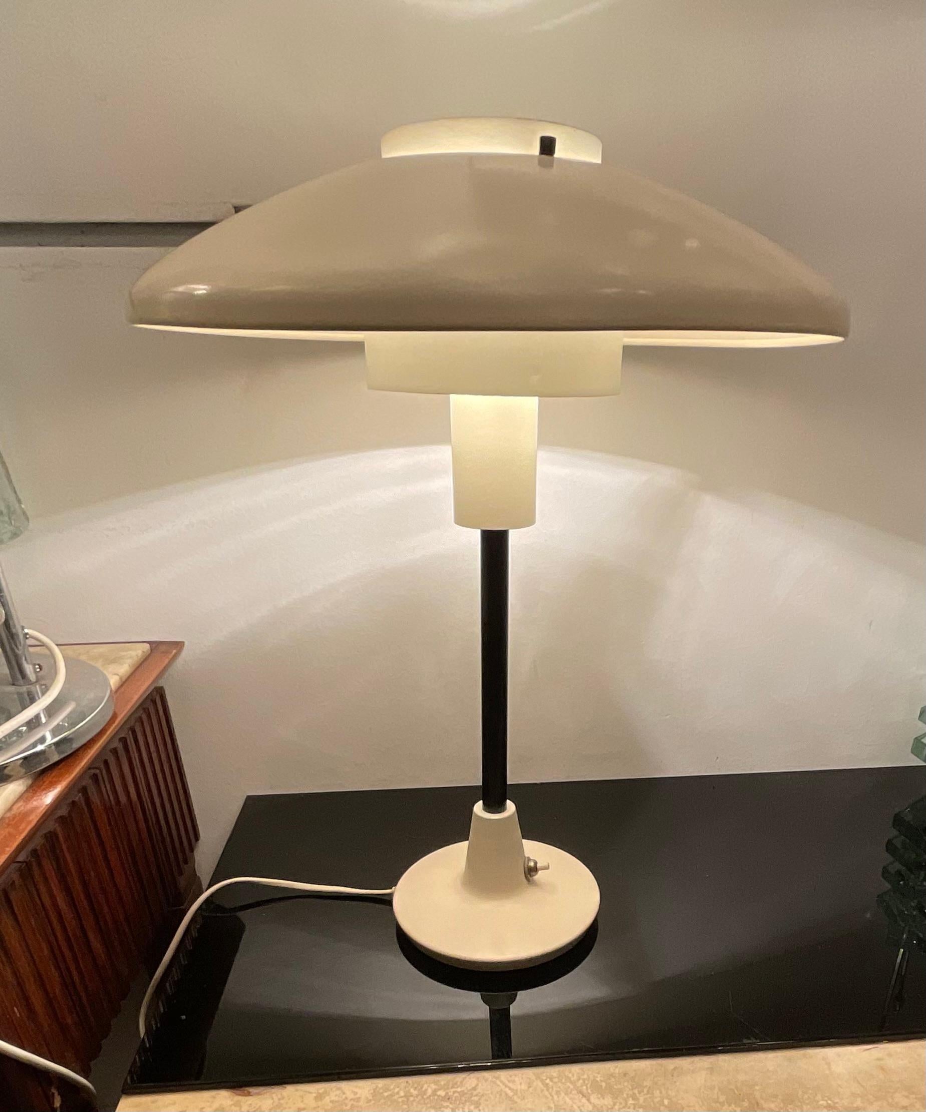 STILNOVO - Model 8022 -An original lamp is in perfect condition , working, from the 1950s a model that was produced until the 1960s by Stilnovo.
Studied in all details the metal diffuser and open, makes the light not only go down to illuminate the