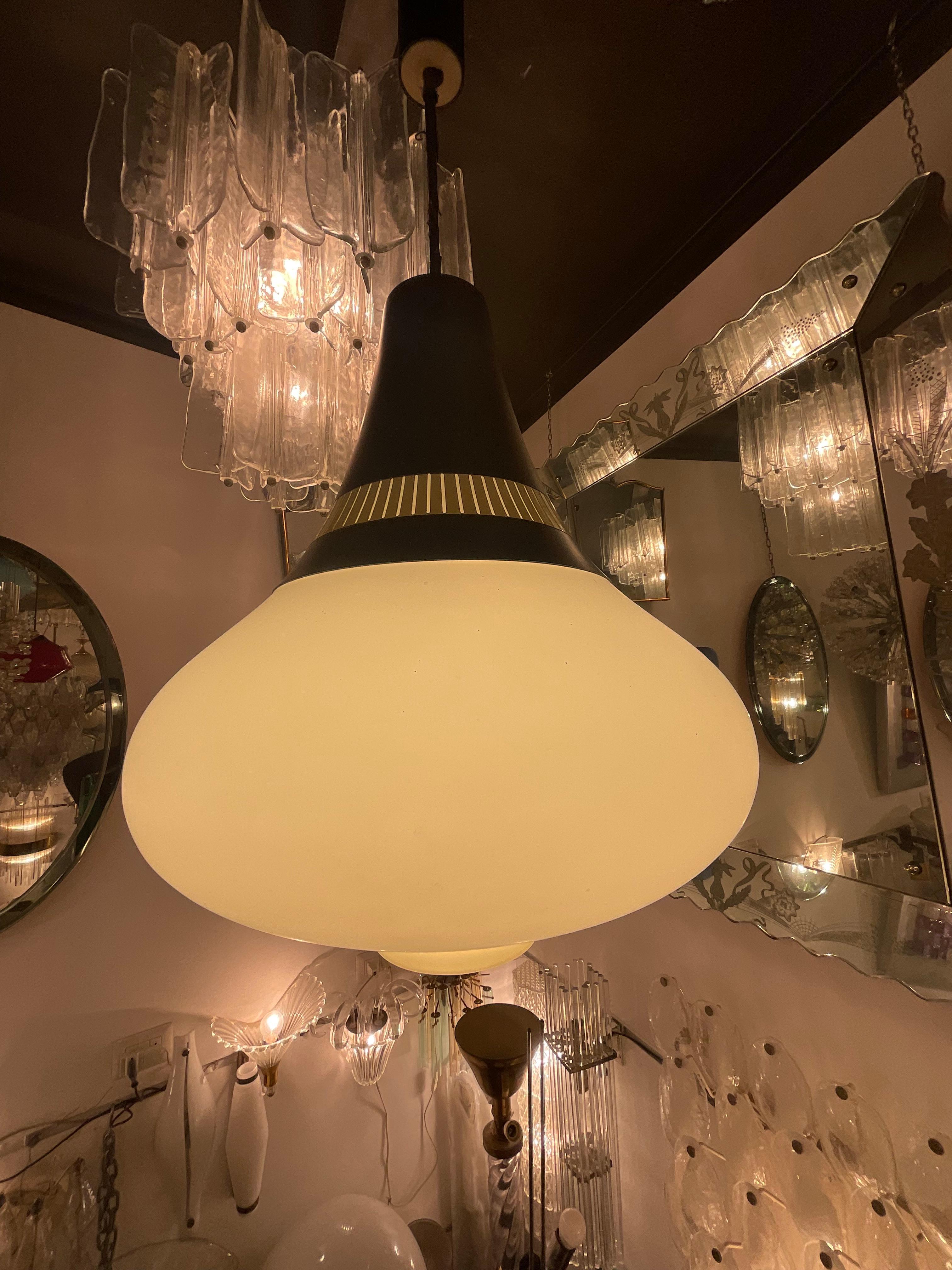STILNOVO 1-Licht-Kronleuchter mit klarem, modernem Design, das den Geschmack der Zeit repräsentiert, in der er geschaffen wurde, d.h. Ende der 1950er, Anfang der 1960er Jahre.
Und in ausgezeichnetem Zustand.
