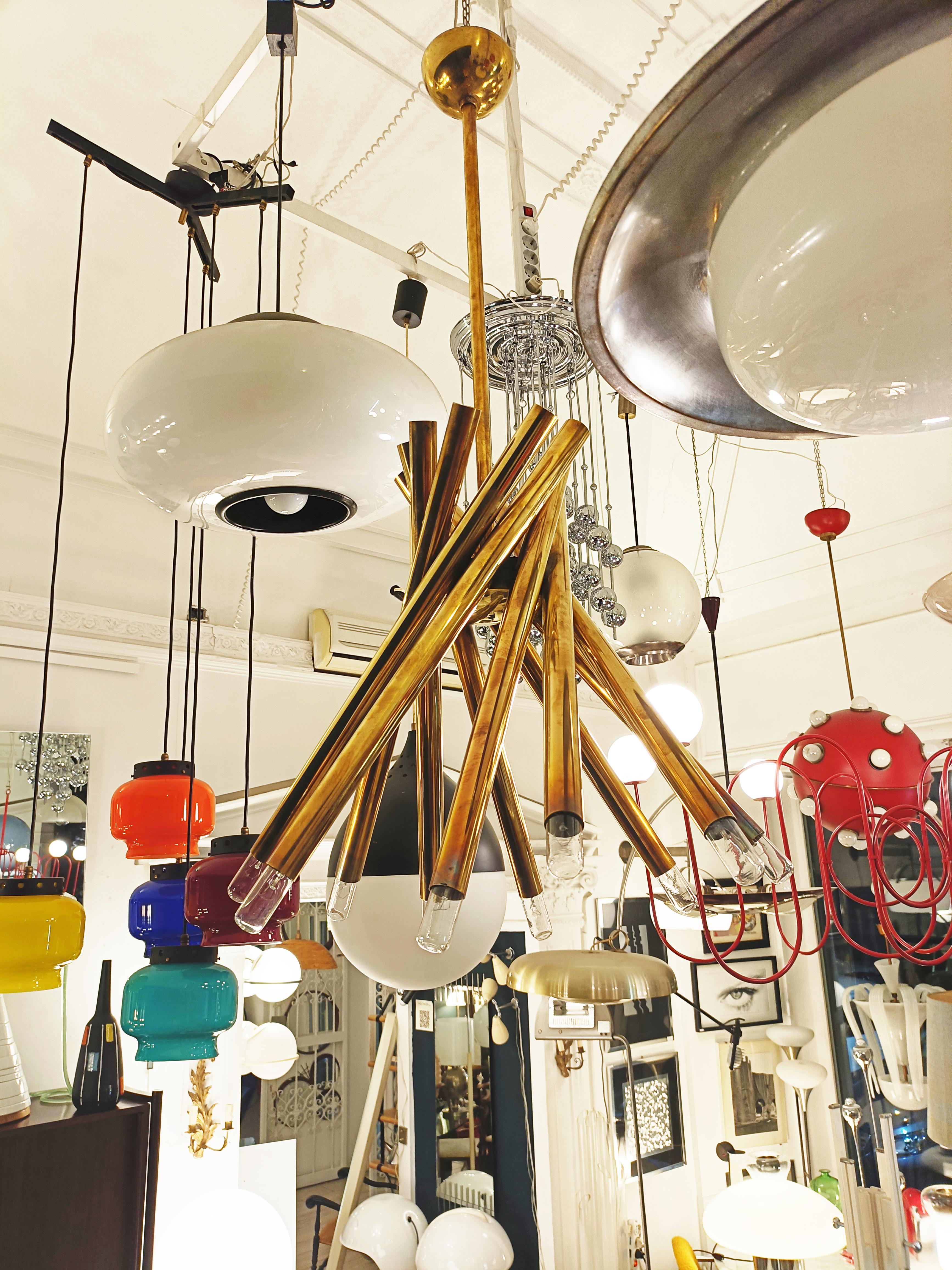 Lampadario tubolare a spirale a 10 luci Stilnovo degli anni 1970. Los brazaletes de algodón se sujetan con un asta central de algodón, creando un efecto visual de gran impacto.