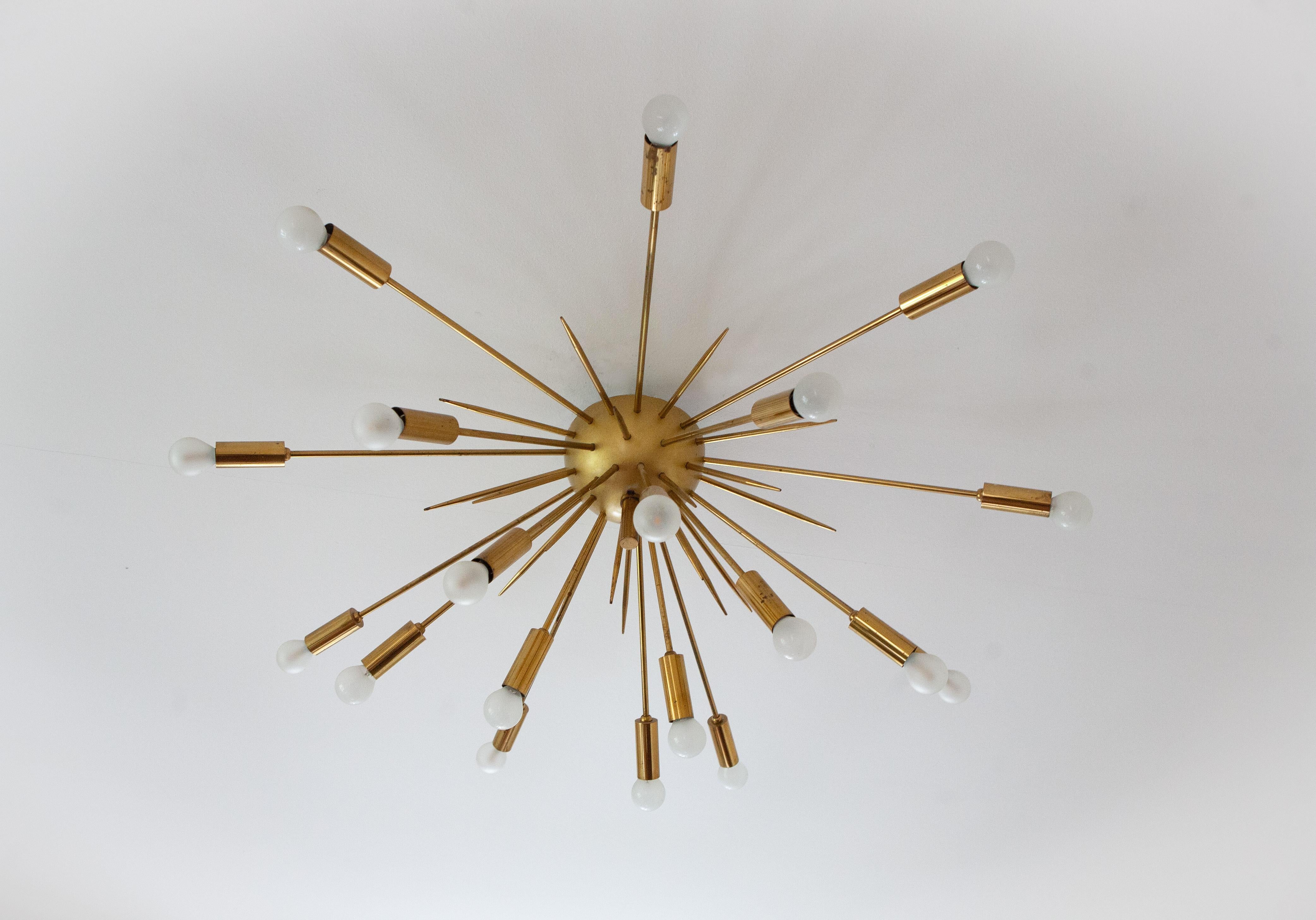 Italian Stilnovo - Lampadario Sputnik in ottone a 19 luci - anni '50 For Sale