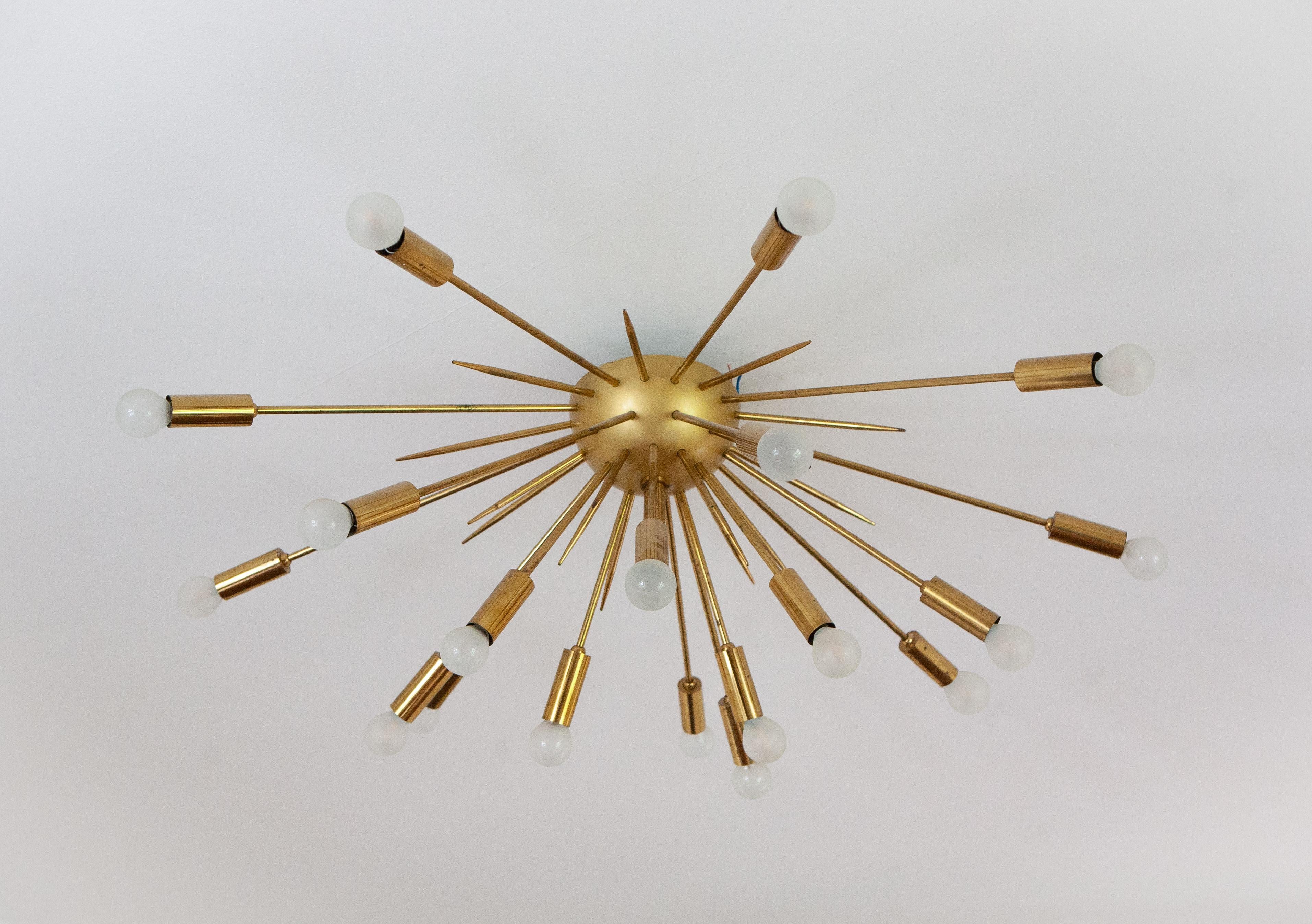 Stilnovo - Lampadario Sputnik in ottone a 19 luci - anni '50 In Good Condition For Sale In Como, CO