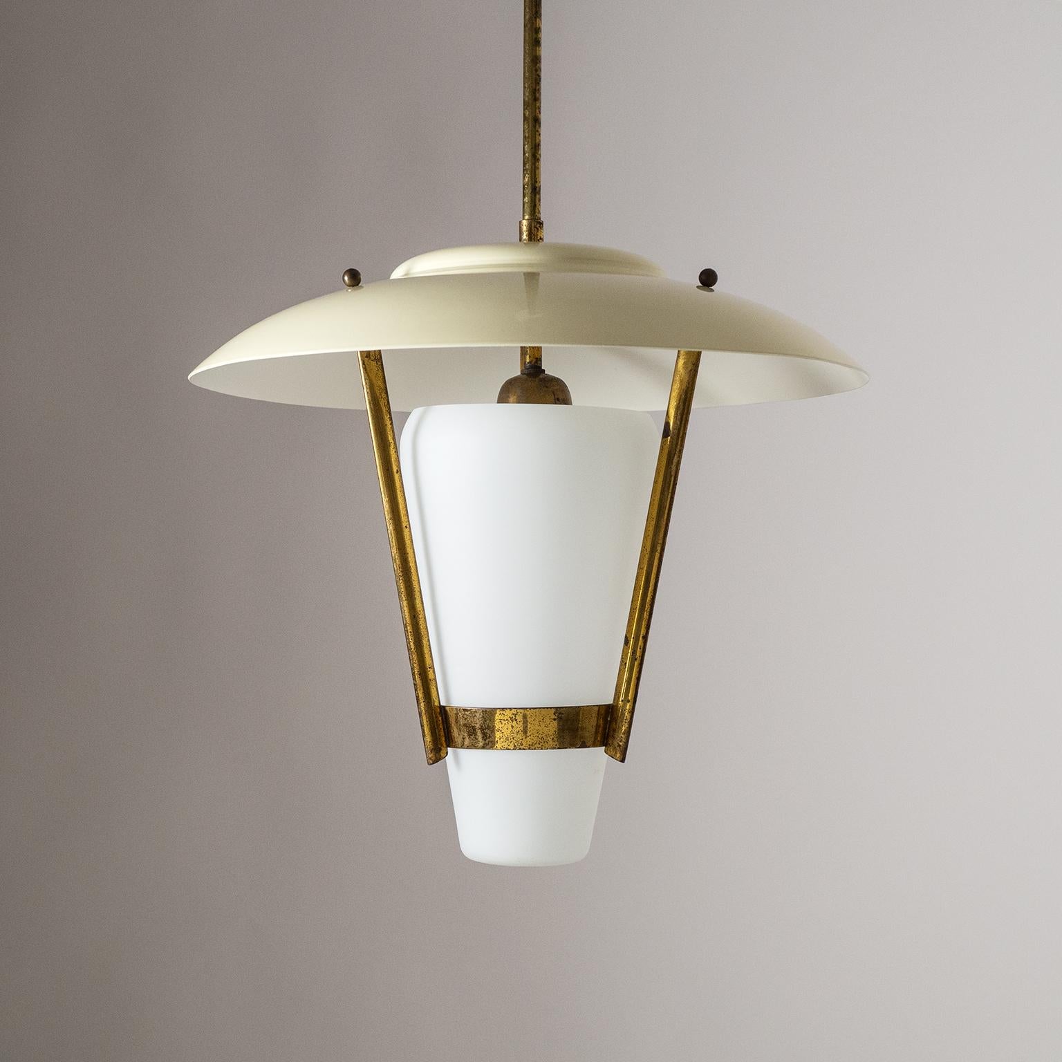 Modernist Italian lantern/pendant from the 1950s attributed to Stilnovo. Brass hardware with a satin glass diffuser and ivory lacquered aluminum shade. One original brass and ceramic E27 socket with new wiring.
Measures: Shade diameter