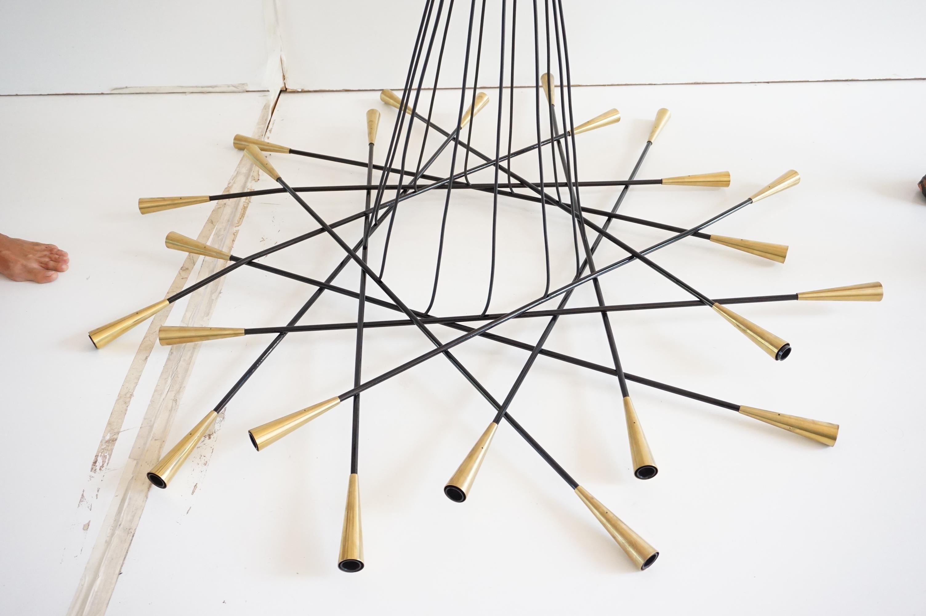 Lampadario Stilnovo a 24 bracci in ottone, Shanghai, 1950 in vendita 11
