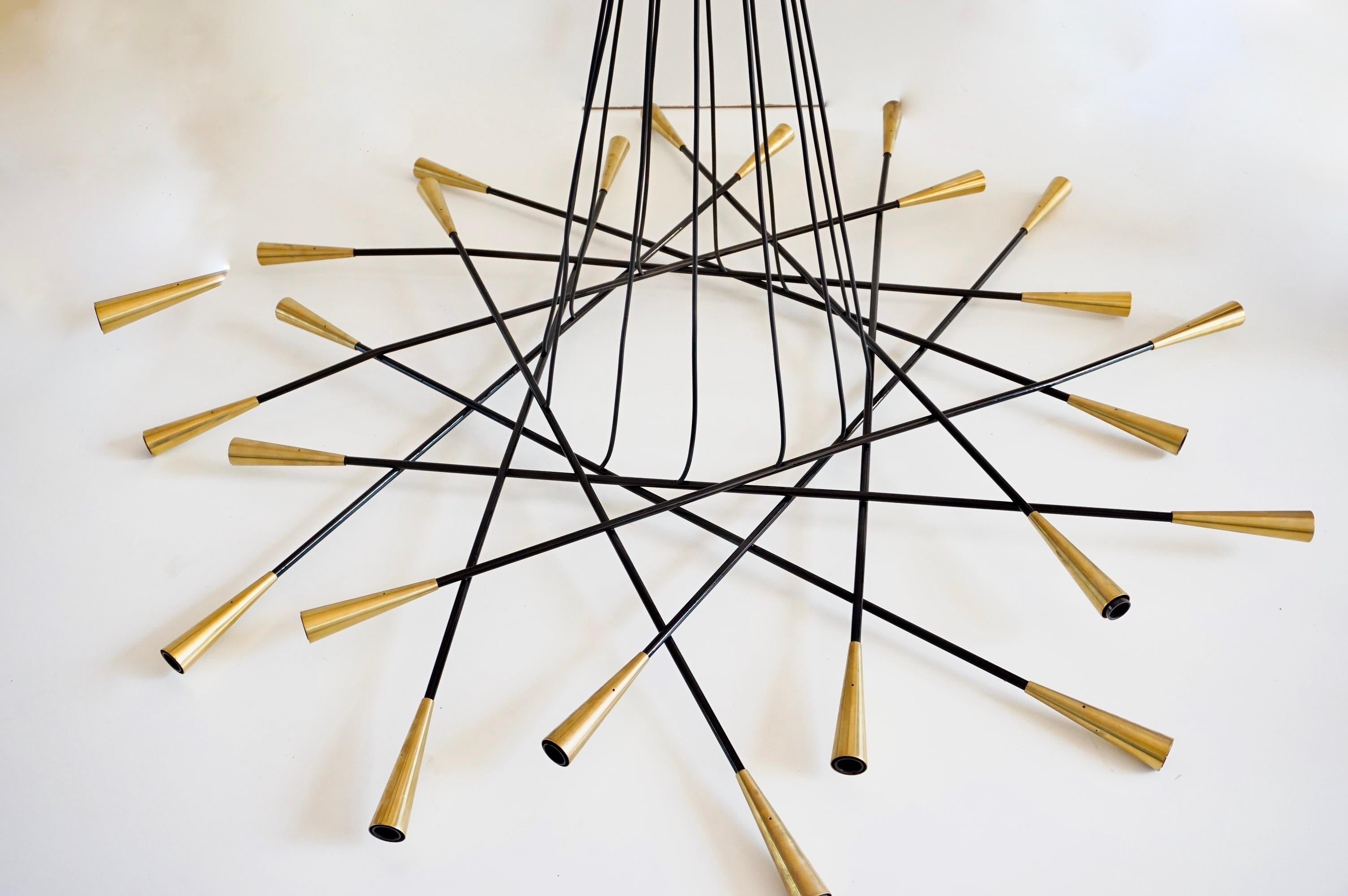 Lampadario Stilnovo a 24 bracci in ottone, Shanghai, 1950 in vendita 12