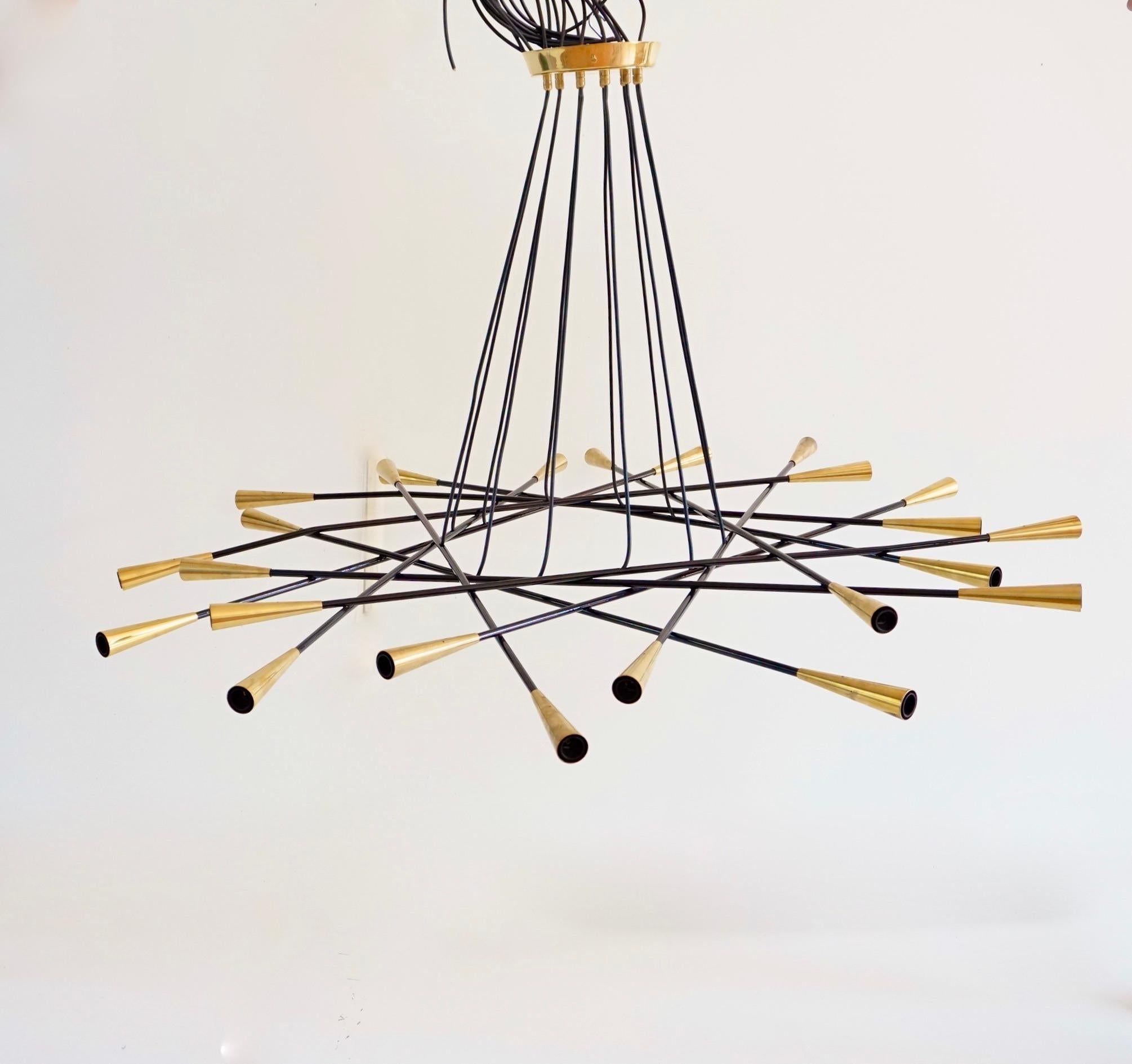Mid-Century moderno Lampadario Stilnovo a 24 bracci in ottone, Shanghai, 1950 in vendita