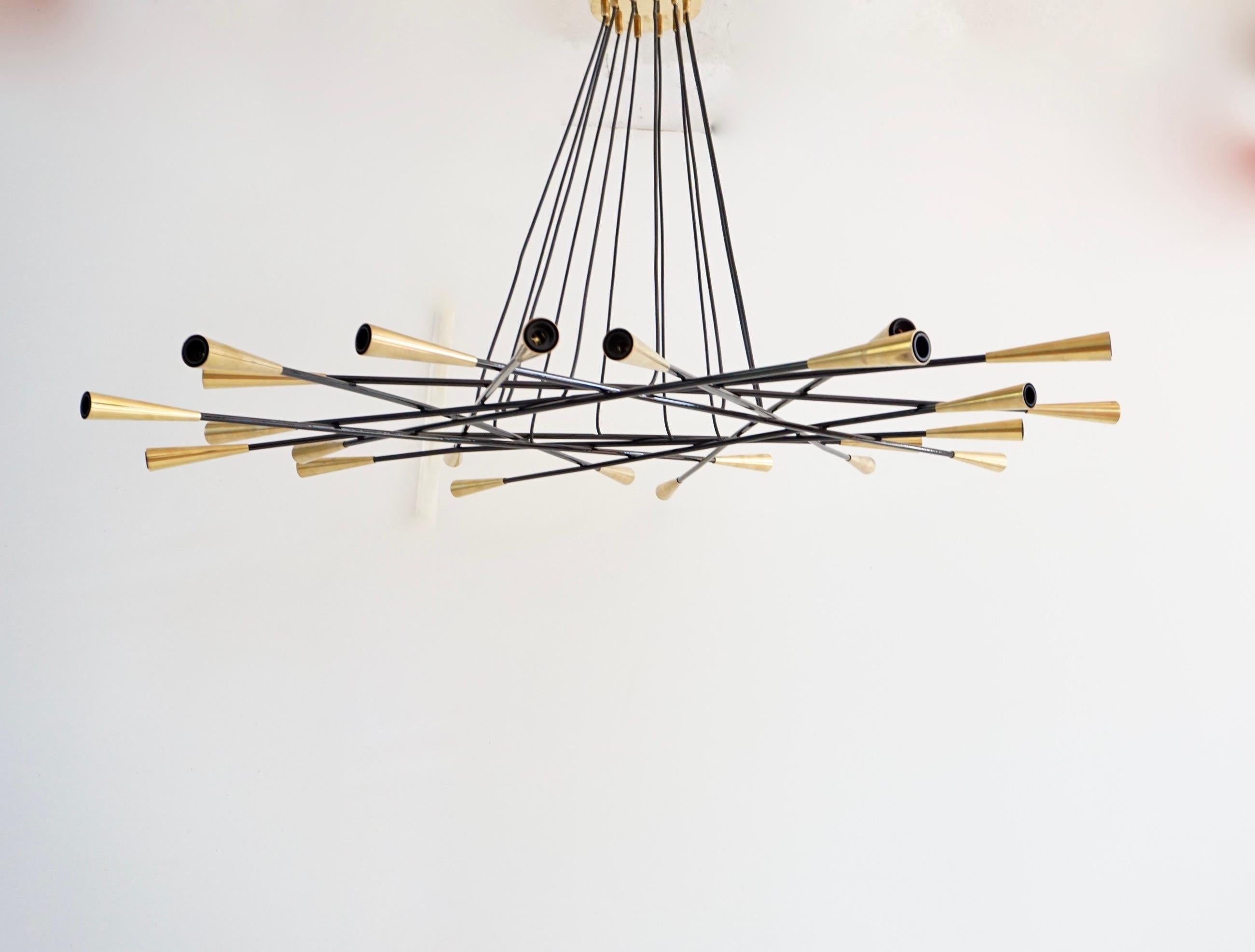 Italiano Lampadario Stilnovo a 24 bracci in ottone, Shanghai, 1950 in vendita