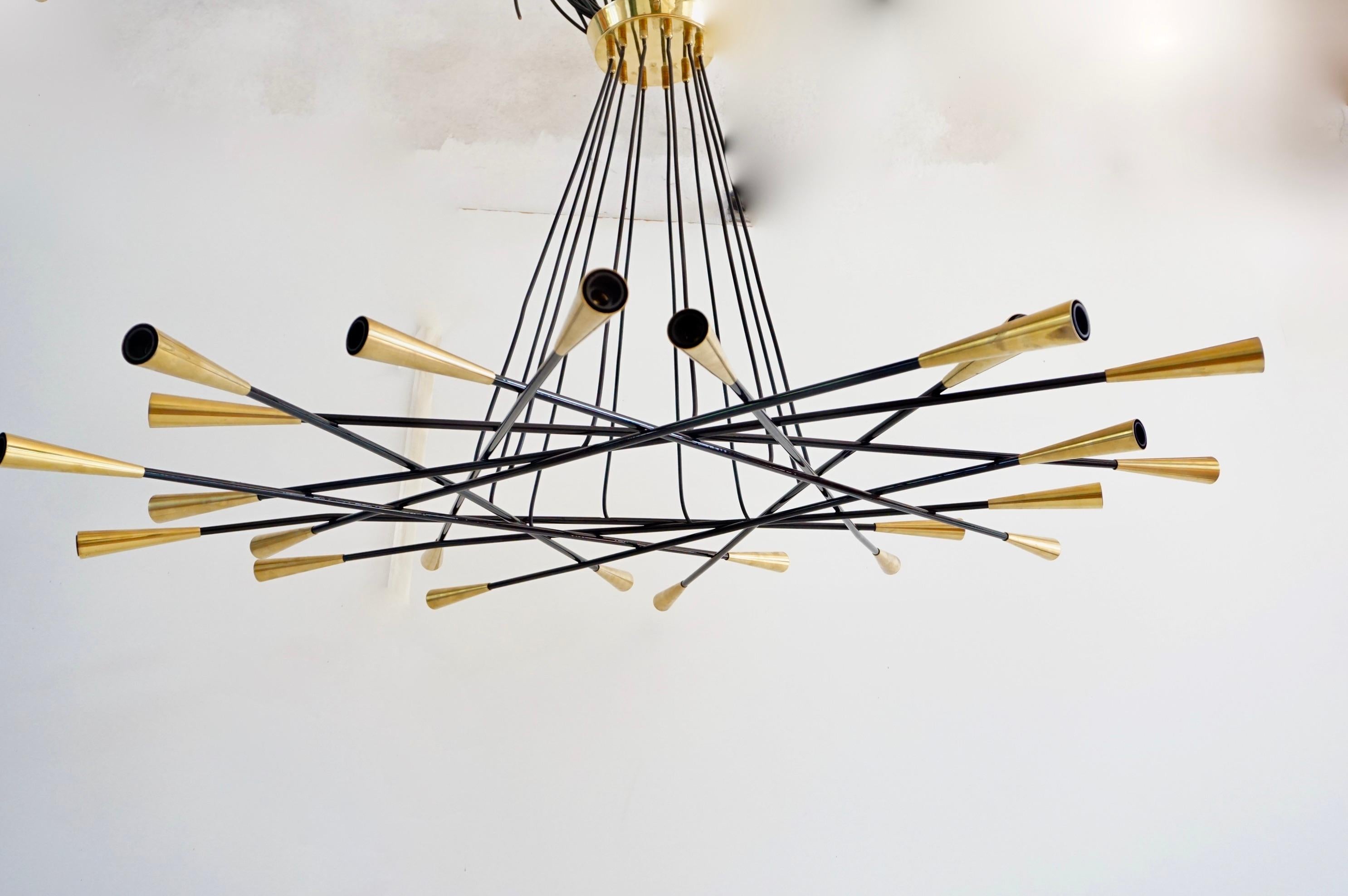 Dipinto Lampadario Stilnovo a 24 bracci in ottone, Shanghai, 1950 in vendita