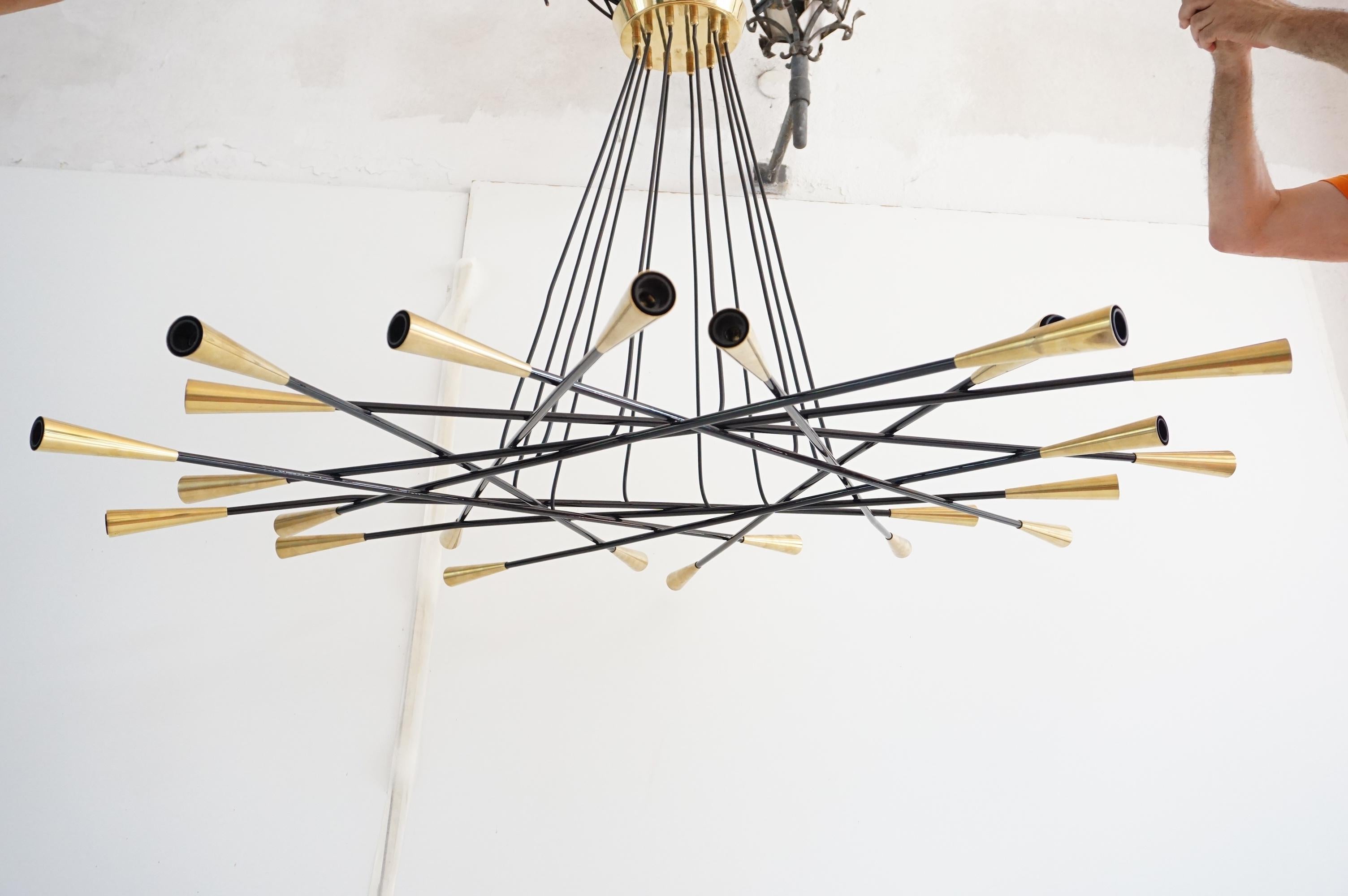 Lampadario Stilnovo a 24 bracci in ottone, Shanghai, 1950 In condizioni buone in vendita a Rome, IT
