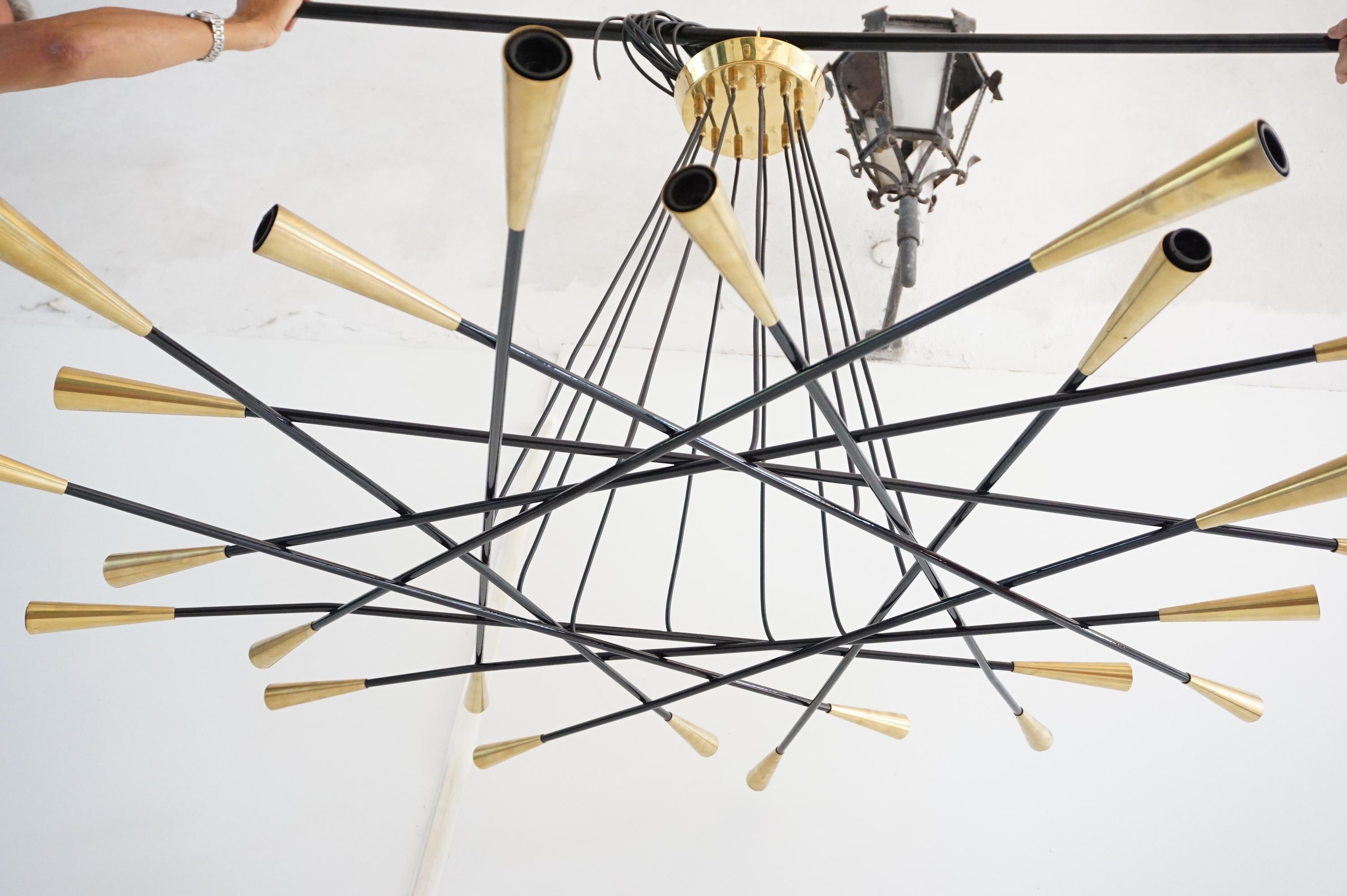 Metà XX secolo Lampadario Stilnovo a 24 bracci in ottone, Shanghai, 1950 in vendita