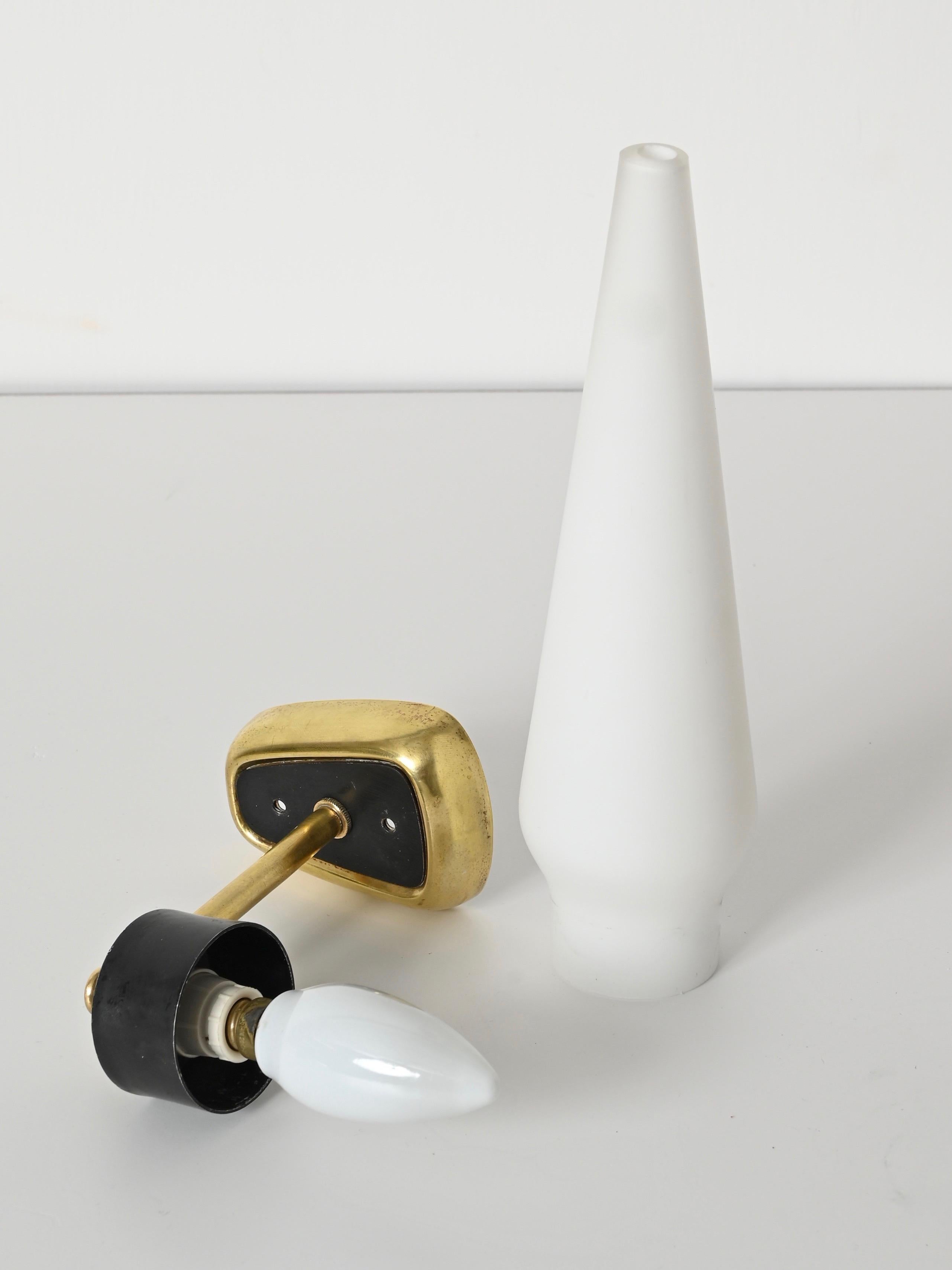 Stilnovo Coppia di grandi lampade in vetro opalino, metallo nero e ottone, Italia, 1950 in vendita 2