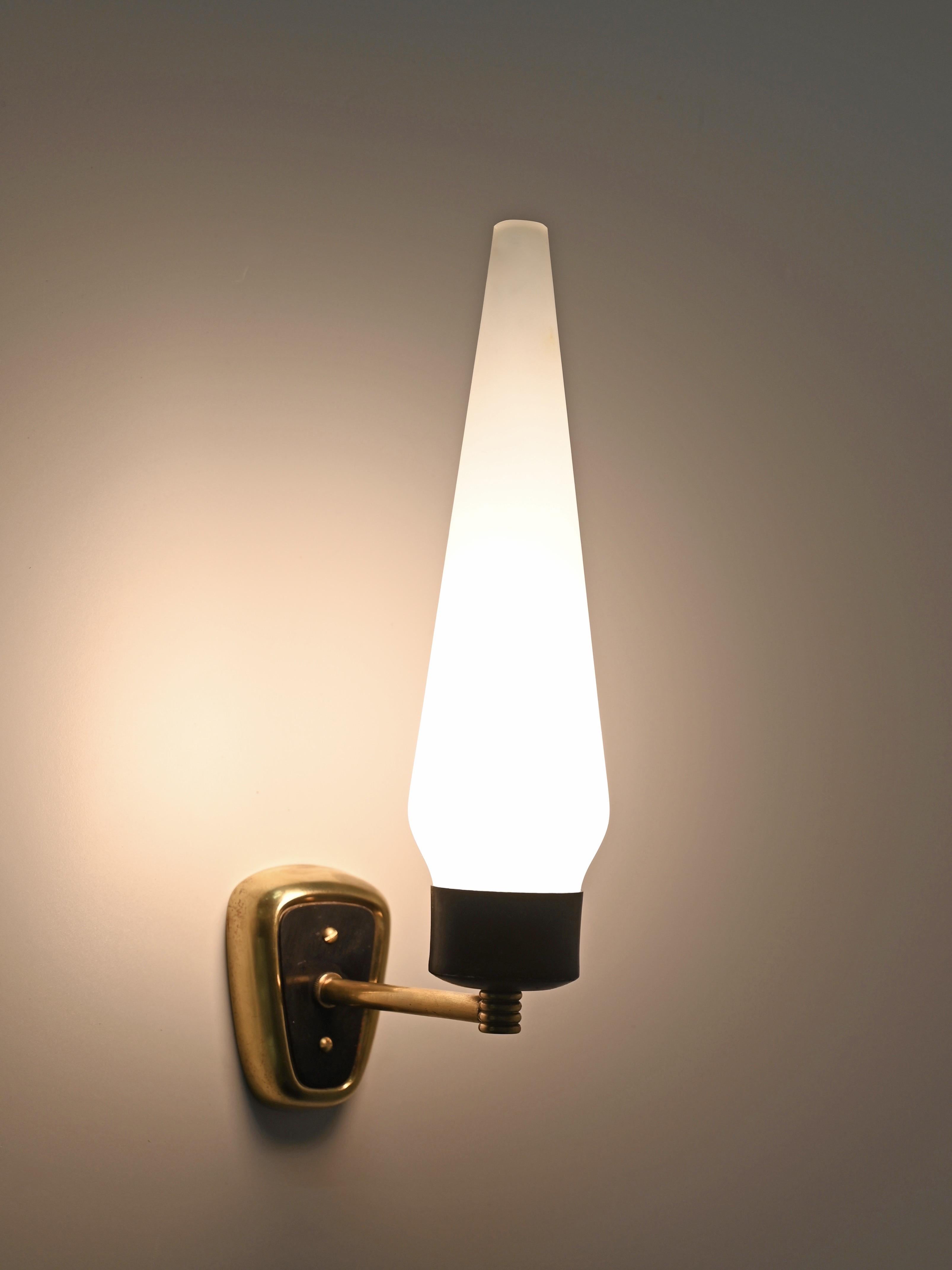 Stilnovo Coppia di grandi lampade in vetro opalino, metallo nero e ottone, Italia, 1950 in vendita 4