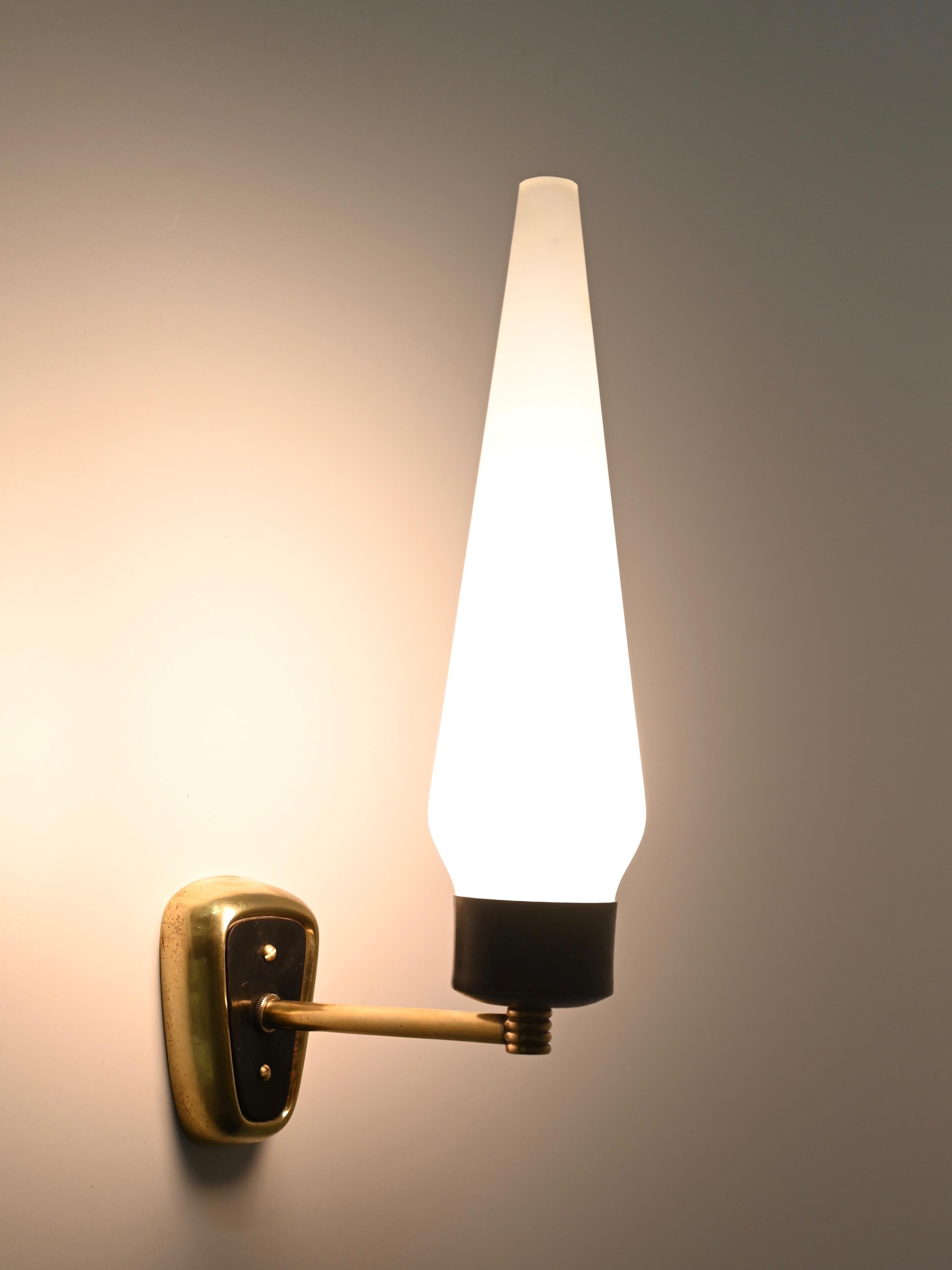 Stilnovo Coppia di grandi lampade in vetro opalino, metallo nero e ottone, Italia, 1950 in vendita 5