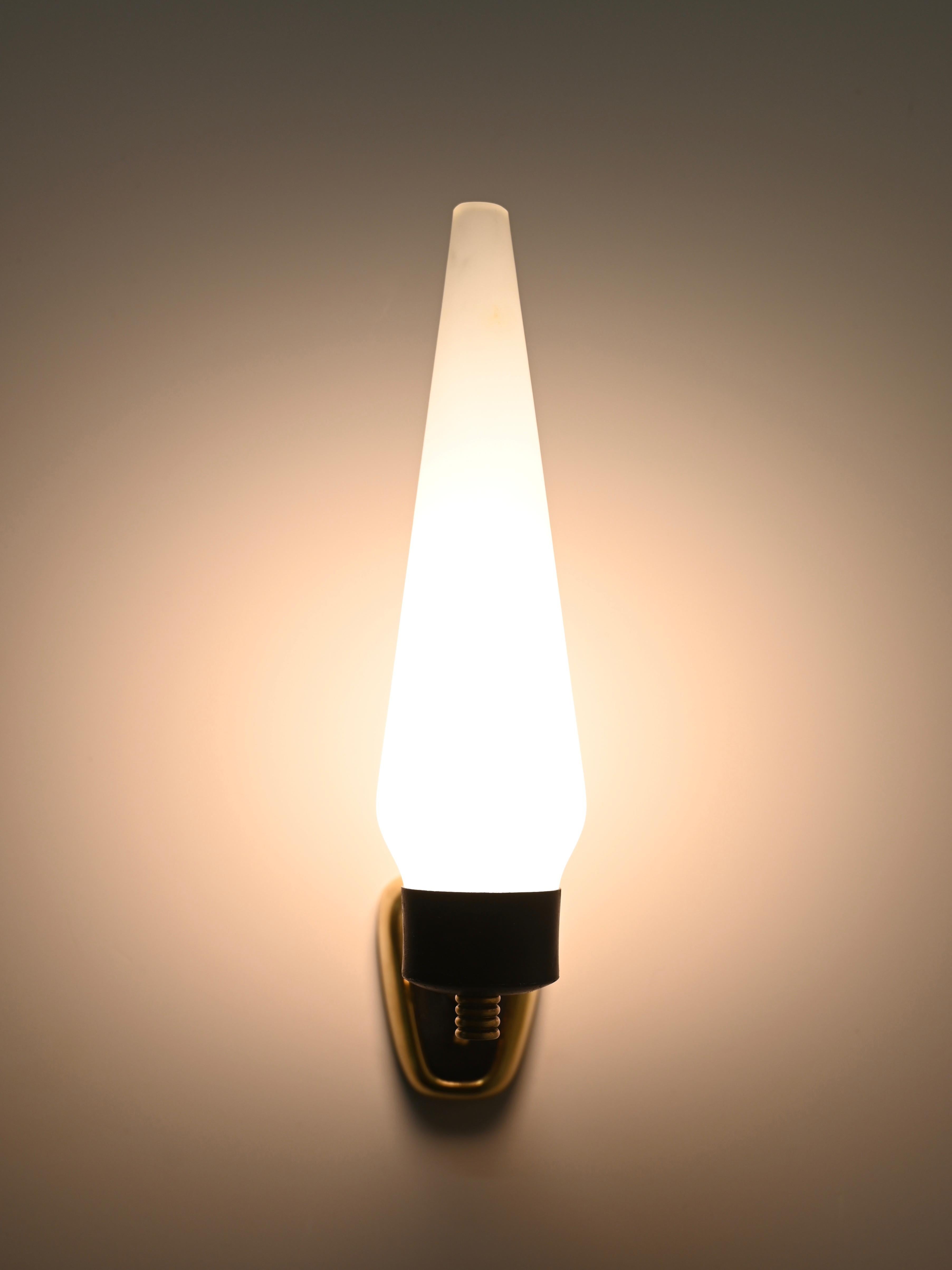 Stilnovo Coppia di grandi lampade in vetro opalino, metallo nero e ottone, Italia, 1950 in vendita 6