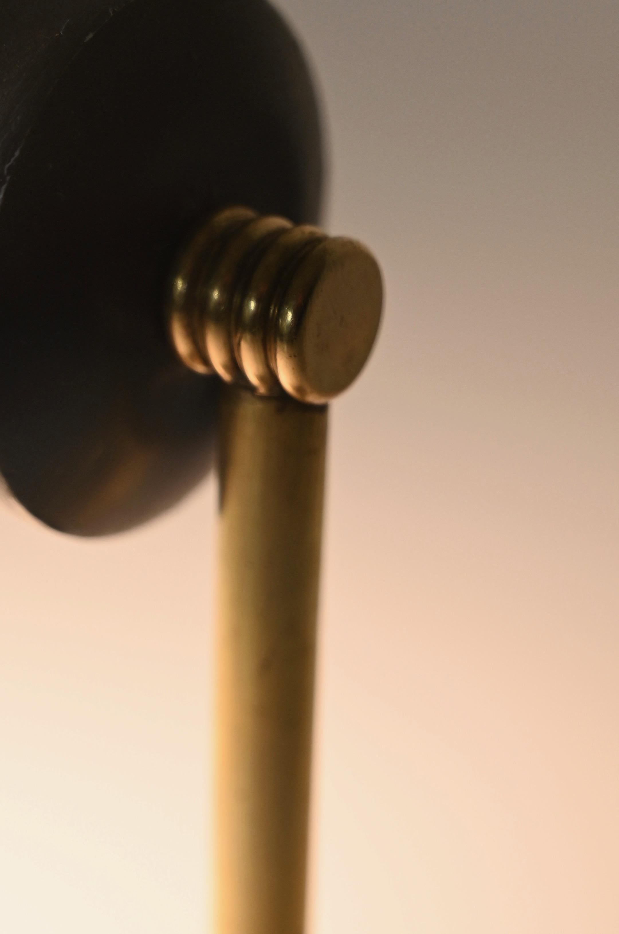 Stilnovo Coppia di grandi lampade in vetro opalino, metallo nero e ottone, Italia, 1950 in vendita 7