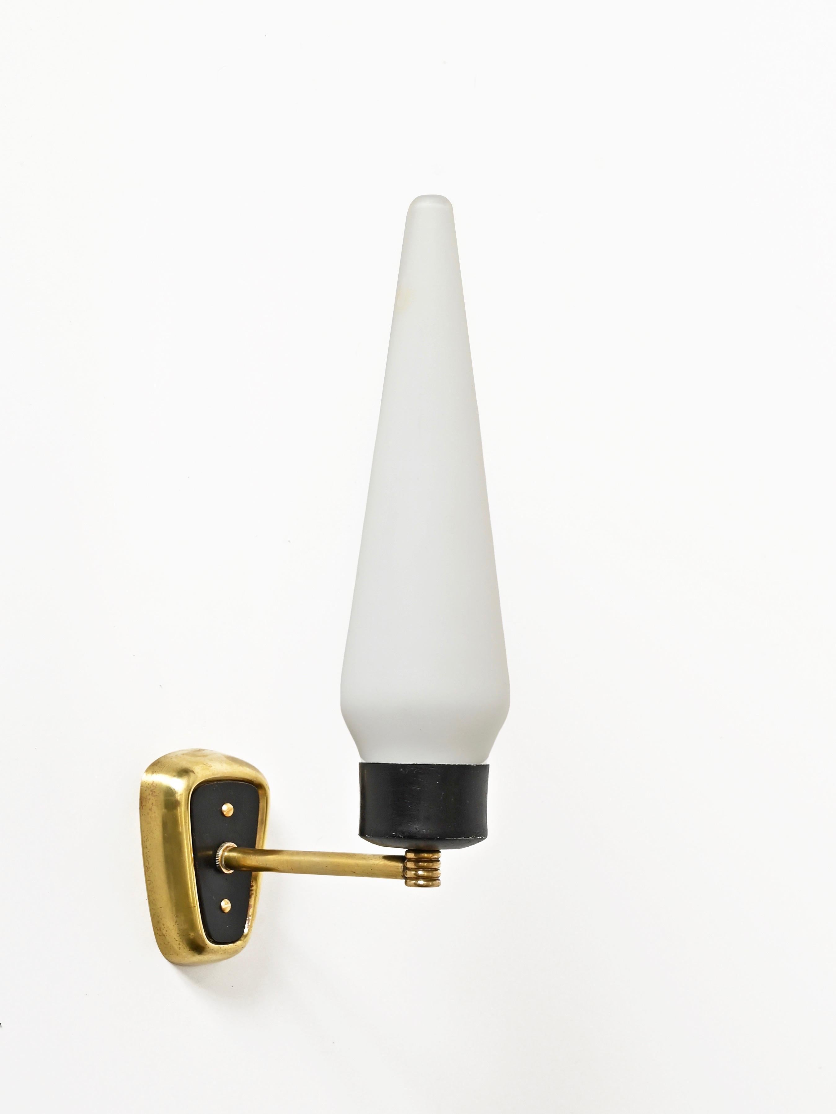 Splendida coppia di appliques di metà secolo in vetro opalino, metallo smaltato nero e ottone dorato. Queste lampade da parete incredibilmente eleganti e uniche sono state progettate da Stilnovo in Italia negli anni Cinquanta.

Completamente