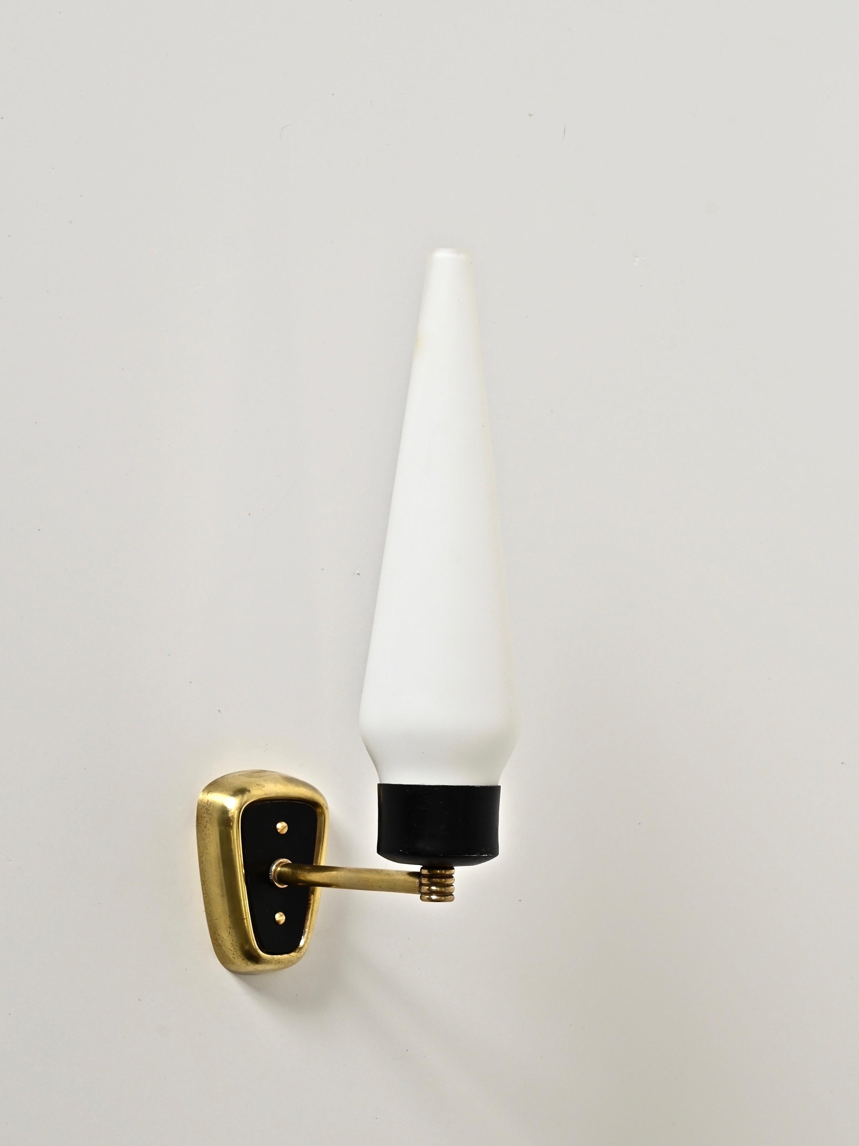 Mid-Century moderno Stilnovo Coppia di grandi lampade in vetro opalino, metallo nero e ottone, Italia, 1950 in vendita