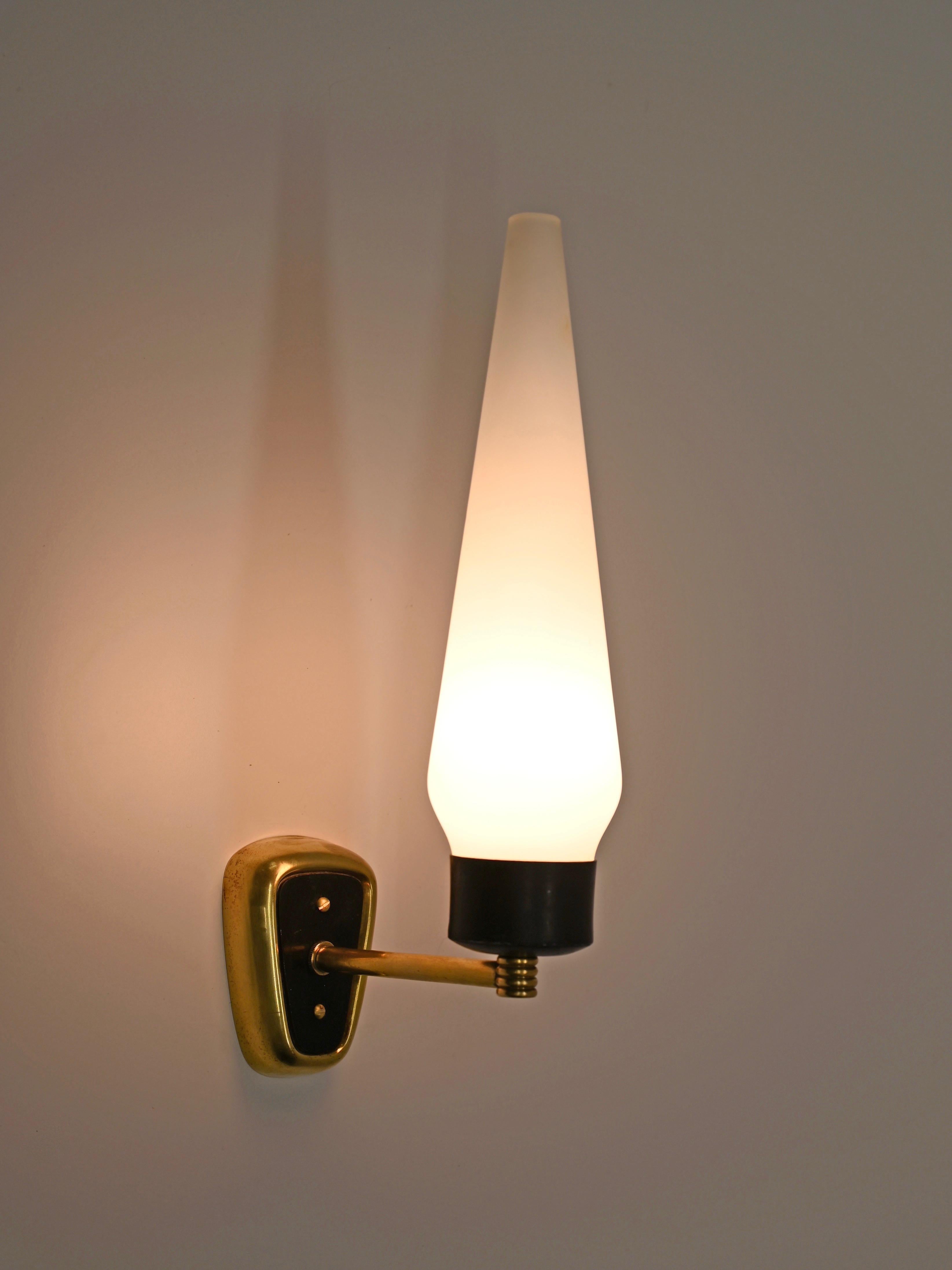 Italiano Stilnovo Coppia di grandi lampade in vetro opalino, metallo nero e ottone, Italia, 1950 in vendita