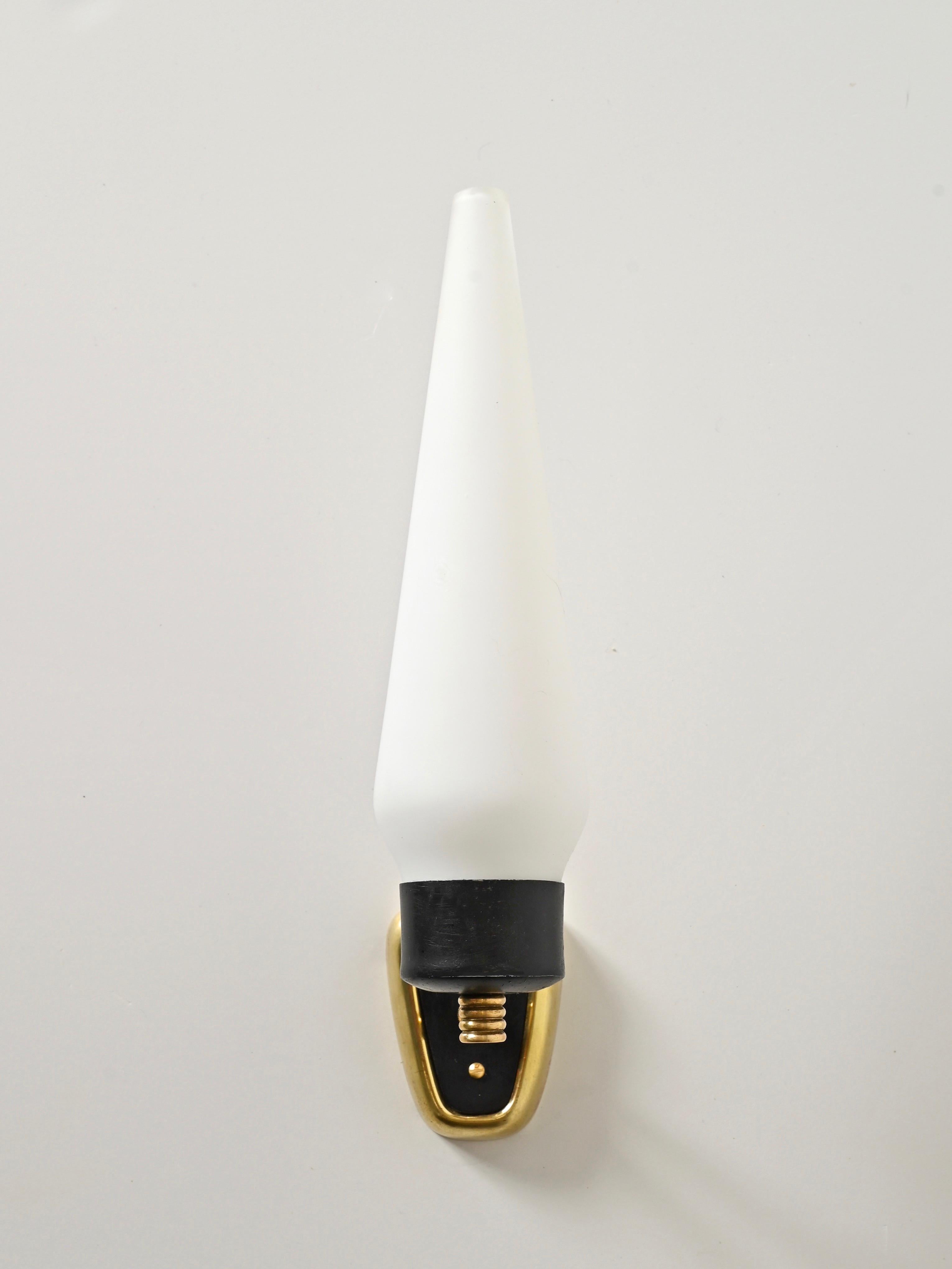 Smaltato Stilnovo Coppia di grandi lampade in vetro opalino, metallo nero e ottone, Italia, 1950 in vendita