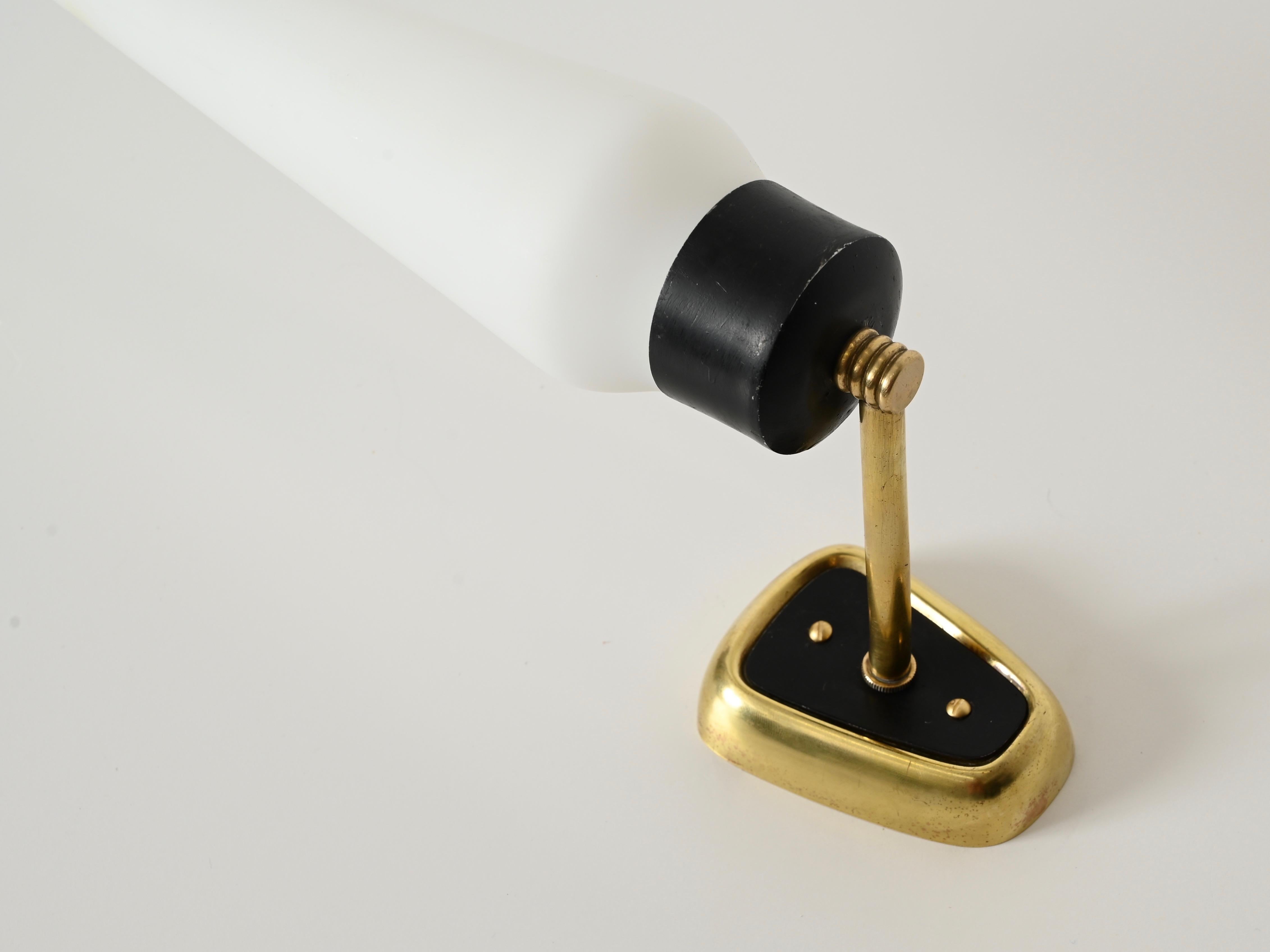 Stilnovo Coppia di grandi lampade in vetro opalino, metallo nero e ottone, Italia, 1950 In condizioni buone in vendita a Roma, IT