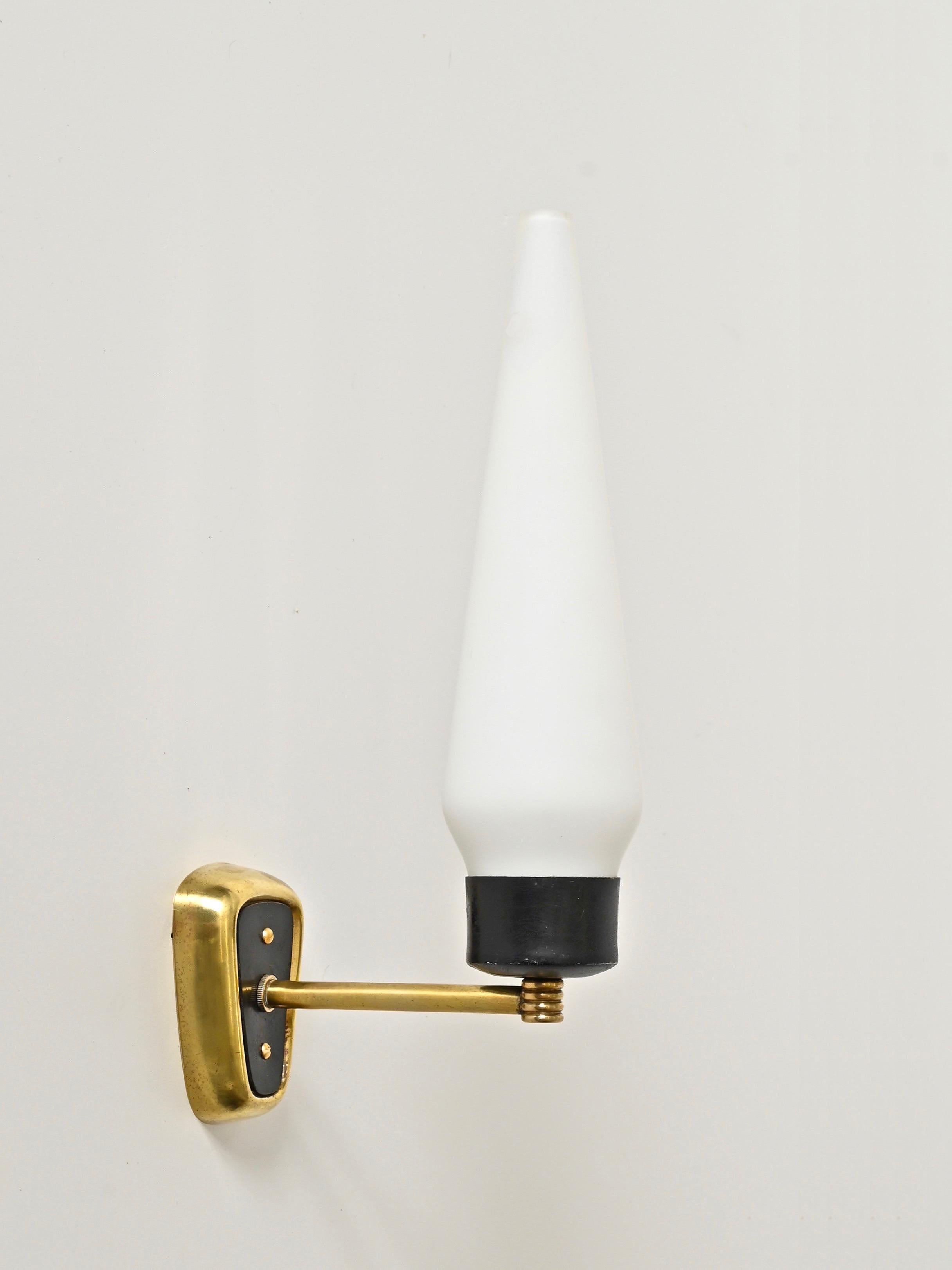 Metà XX secolo Stilnovo Coppia di grandi lampade in vetro opalino, metallo nero e ottone, Italia, 1950 in vendita