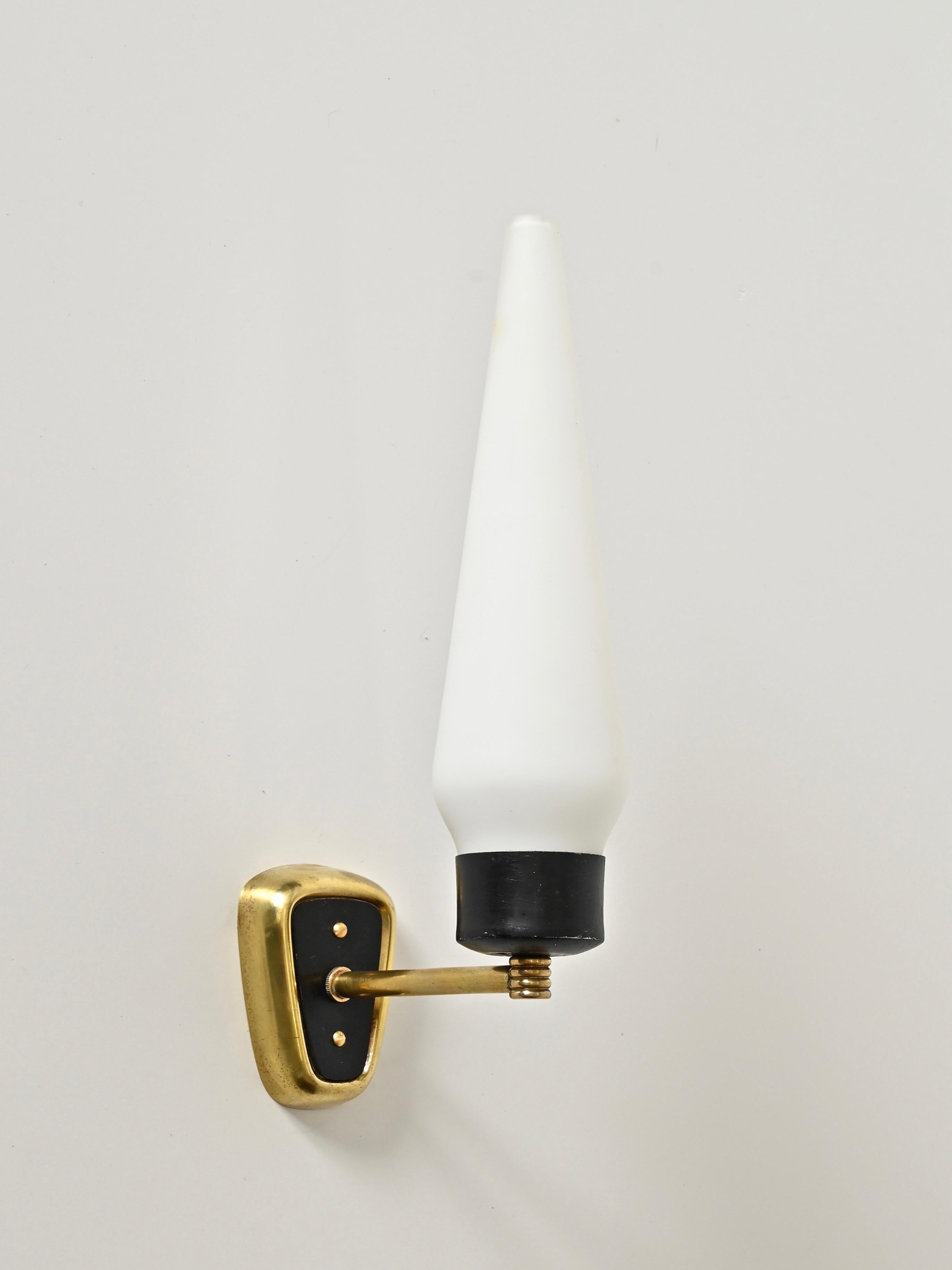 Metallo Stilnovo Coppia di grandi lampade in vetro opalino, metallo nero e ottone, Italia, 1950 in vendita