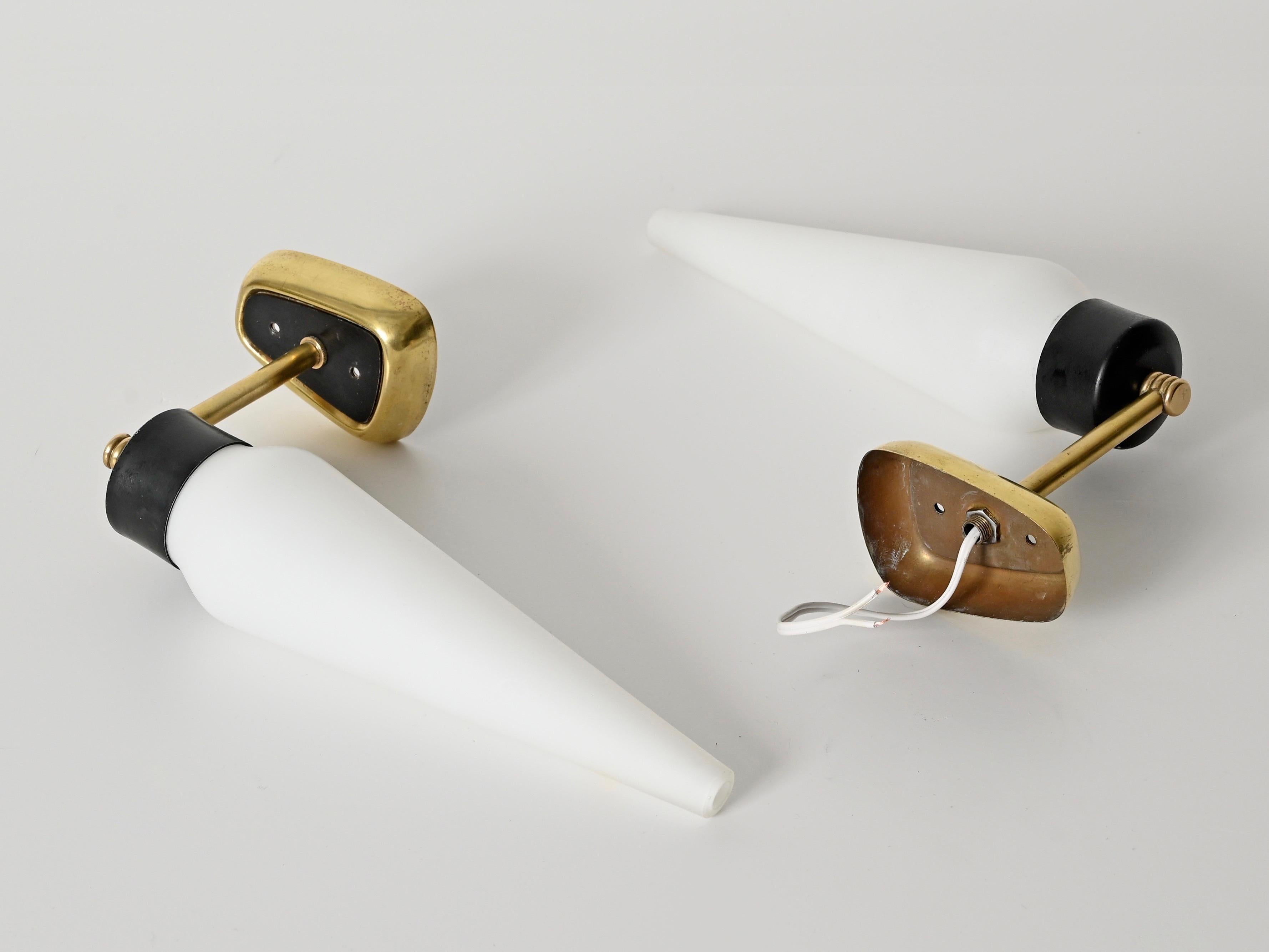 Stilnovo Coppia di grandi lampade in vetro opalino, metallo nero e ottone, Italia, 1950 in vendita 1