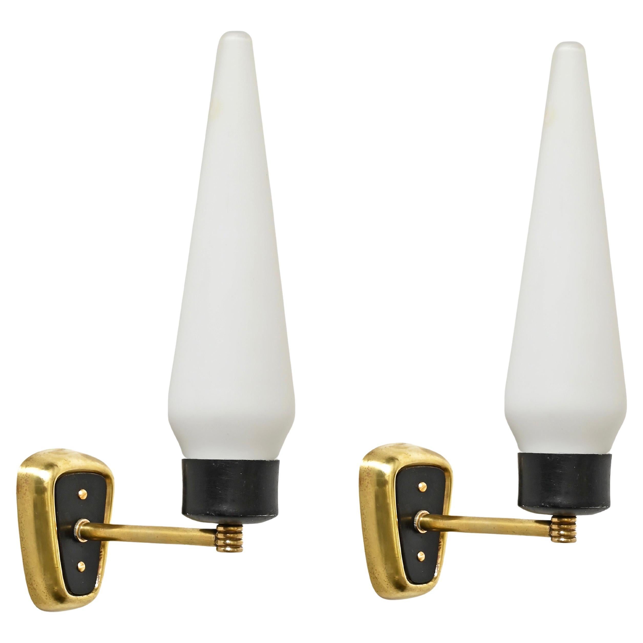 Grande paire d
appliques en verre opale, métal noir et laiton, Stilnovo, Italie, 1950