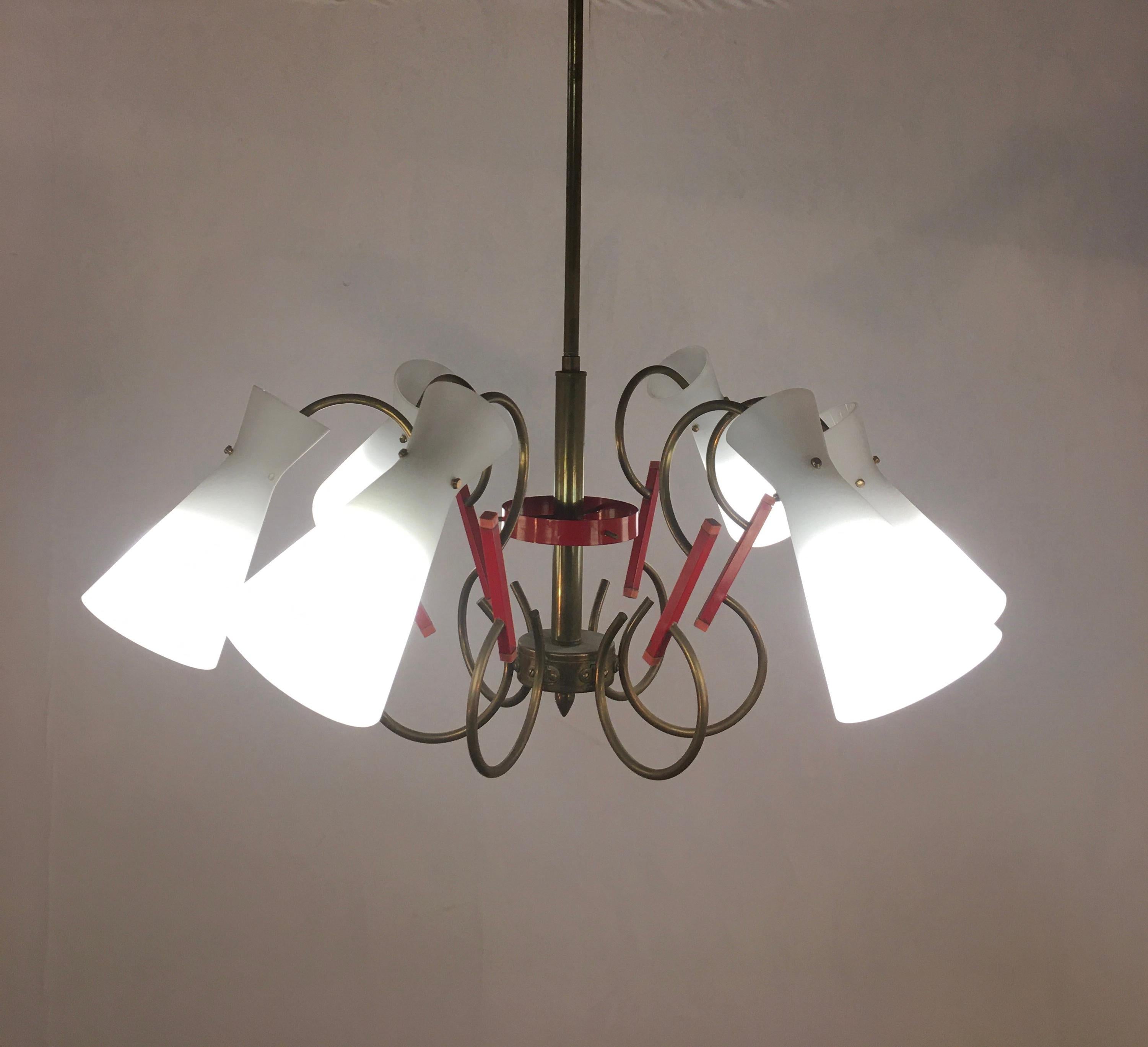 Italian light from the 1950s, with 6 white opalines, brass structure, red metal, original bakelite parts. Interesting to find a light from this period, all complete.