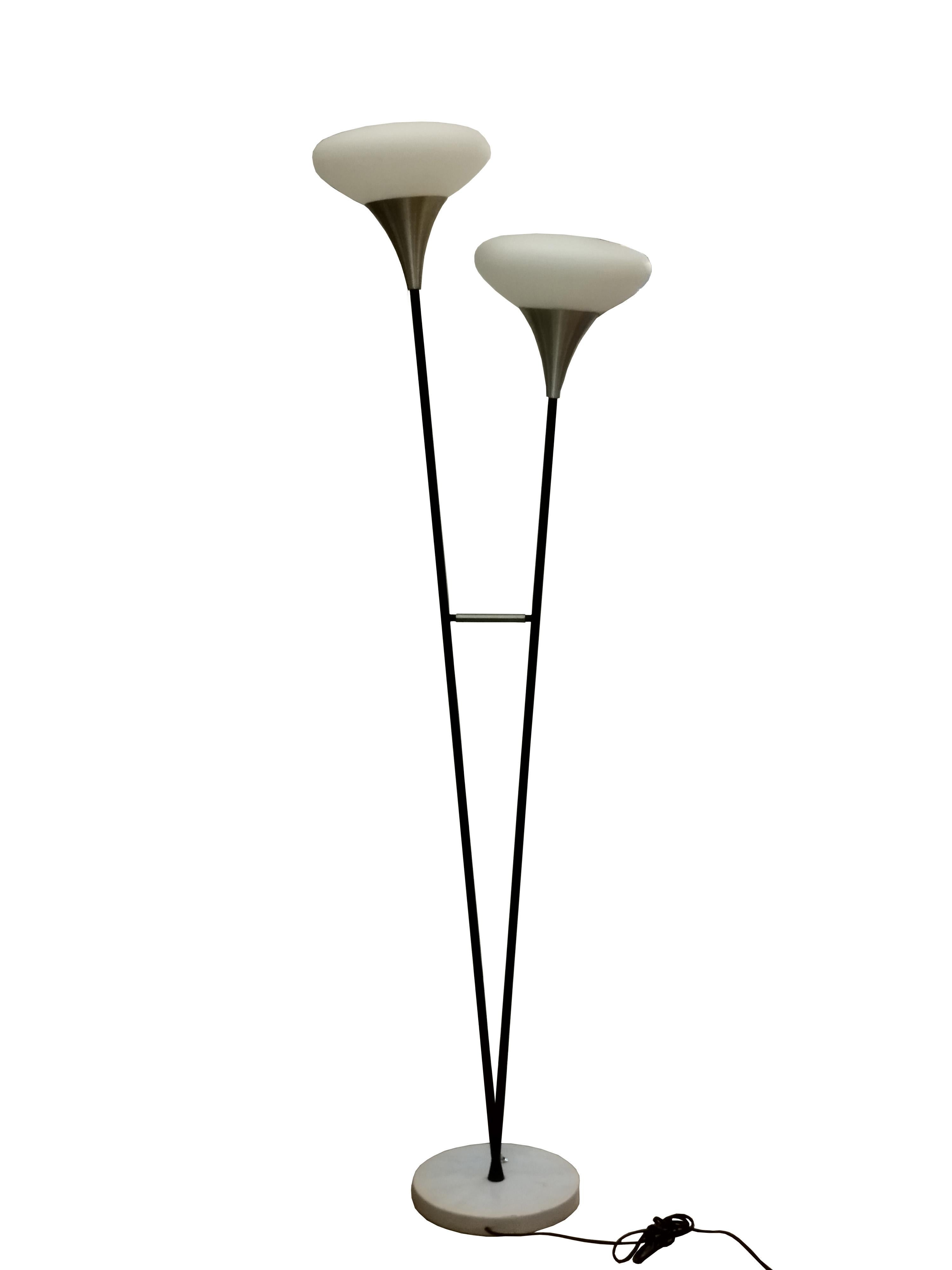 Italienische Stehleuchte, hergestellt von Stilnovo in den 1950er Jahren.
Mit zwei schwarz emaillierten aufrechten Zweigen, jeder mit einem weißen sandgestrahlten Opalglasschirm auf einem Marmorsockel.
