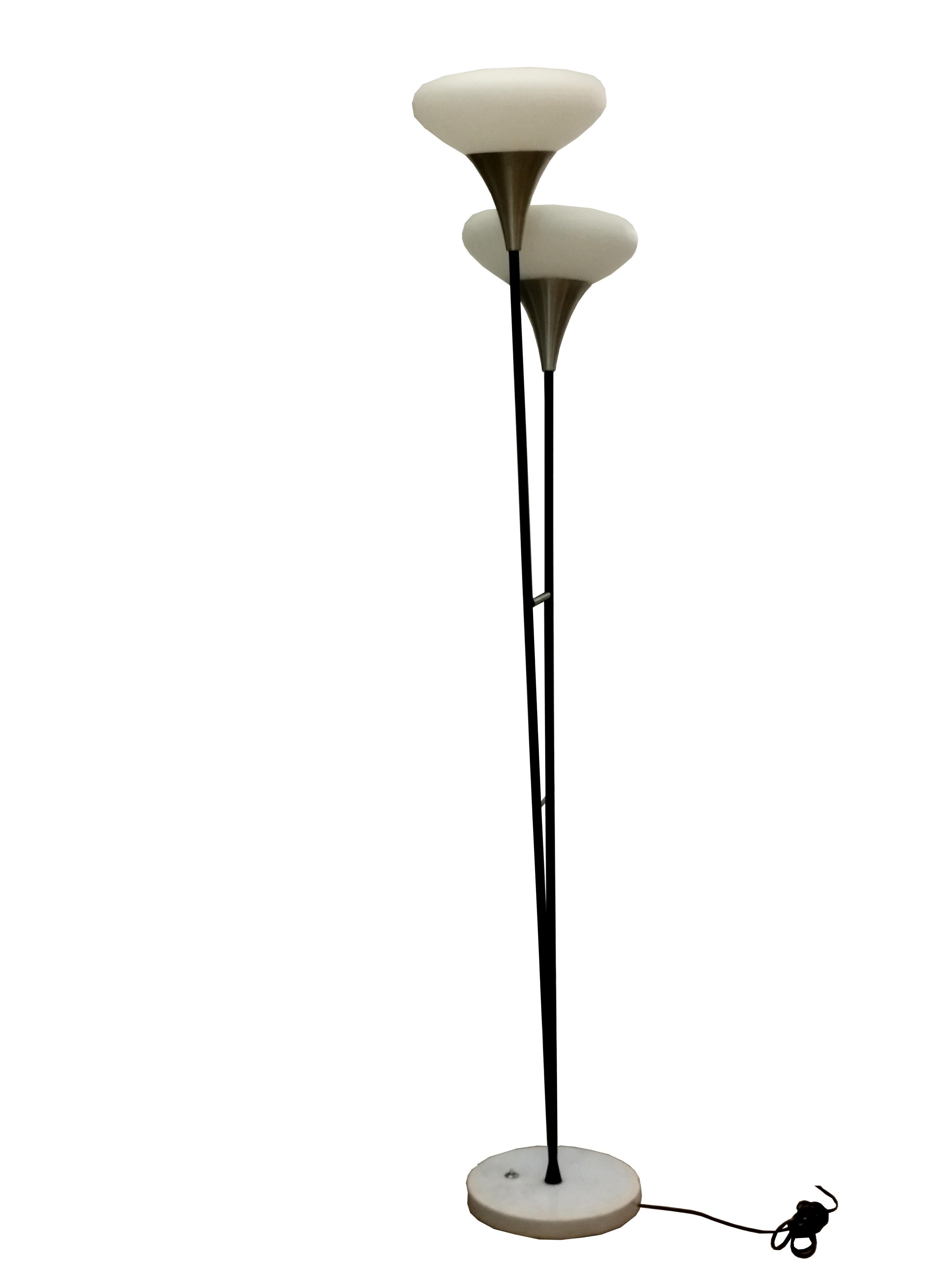 Mid-Century Modern Lampadaire Stilnovo en métal et verre. Italie années 1950 en vente