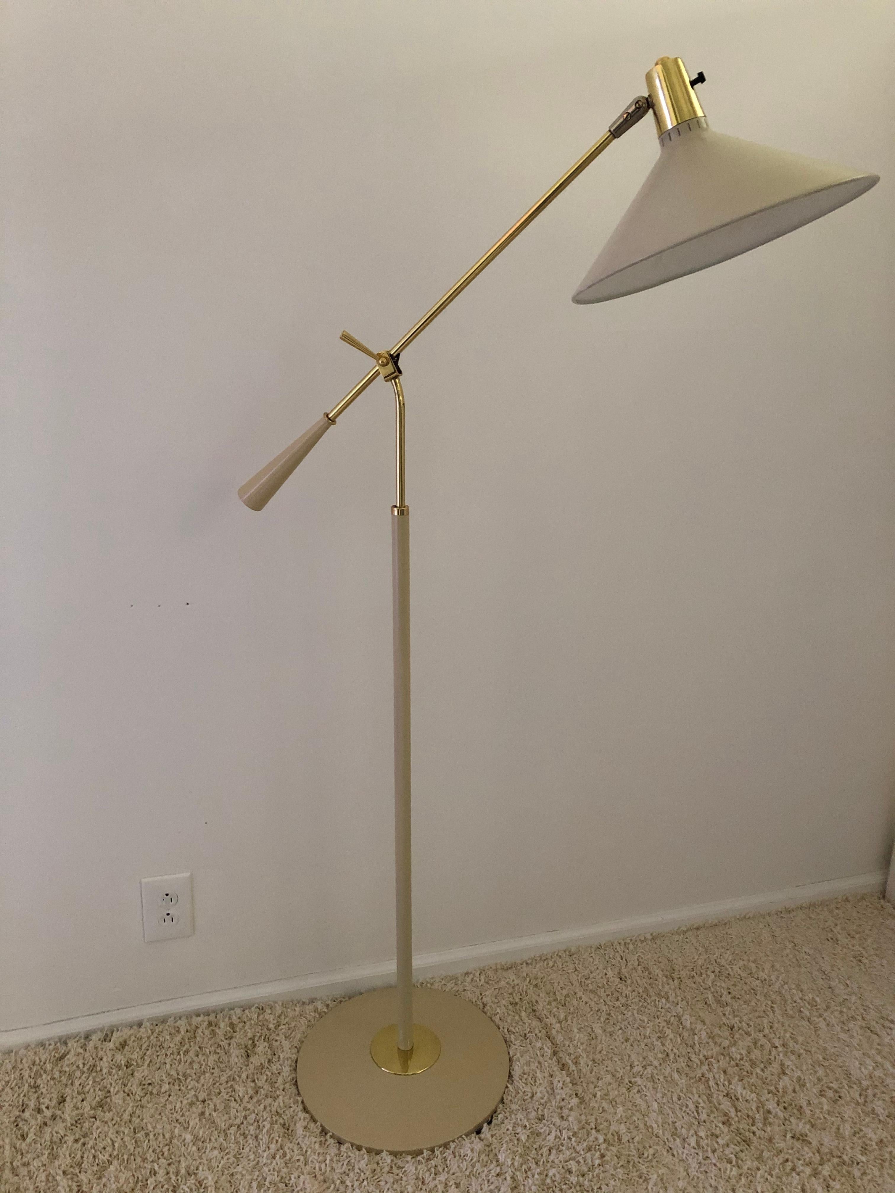 Stilnovo adjustable swing arm extension reading standing lamp, beige colored with brass accents. Midcentury classic design and original paint.
Size can adjust from lower 42