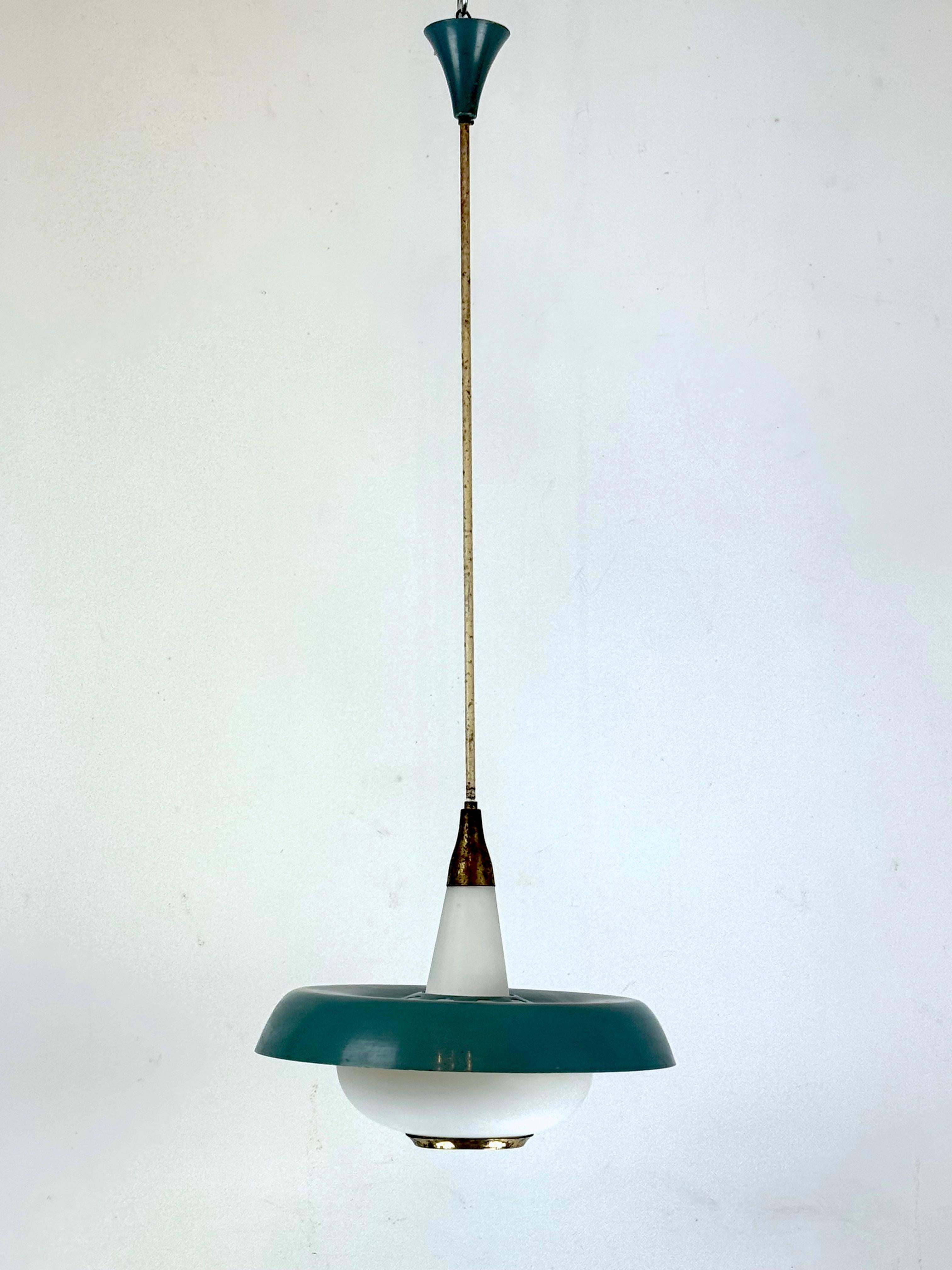Stilnovo, MId-century brass, opaline glass and lacquer chandelier. Italy 1950s In Good Condition In Catania, CT